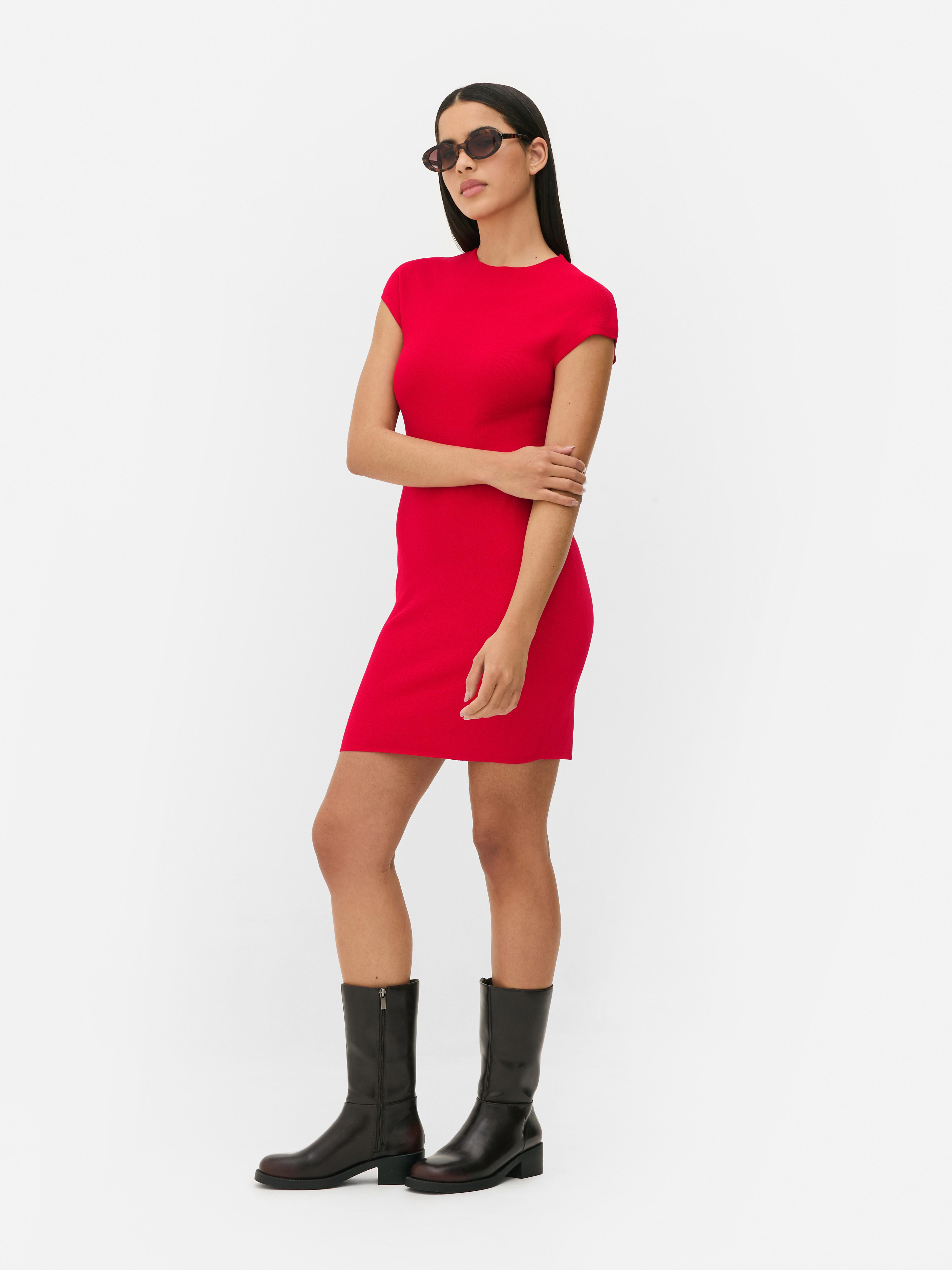 Rochie mini cu mâneci scurte O rochie mulată cu lungime mini și mâneci scurte