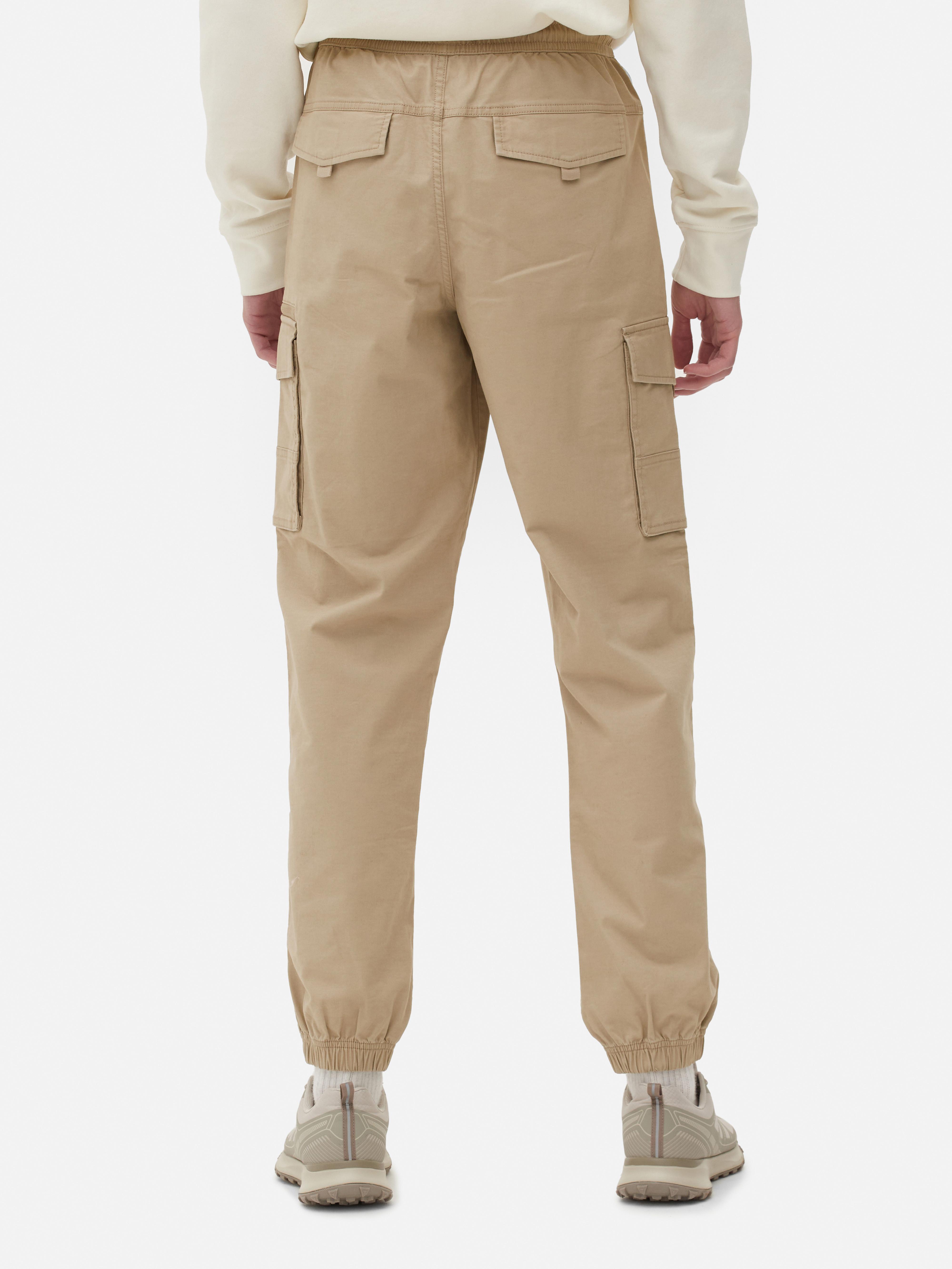 Pantaloni cargo lejeri cu manșete la gleznă. Acești pantaloni cargo sunt eleganți și practici.