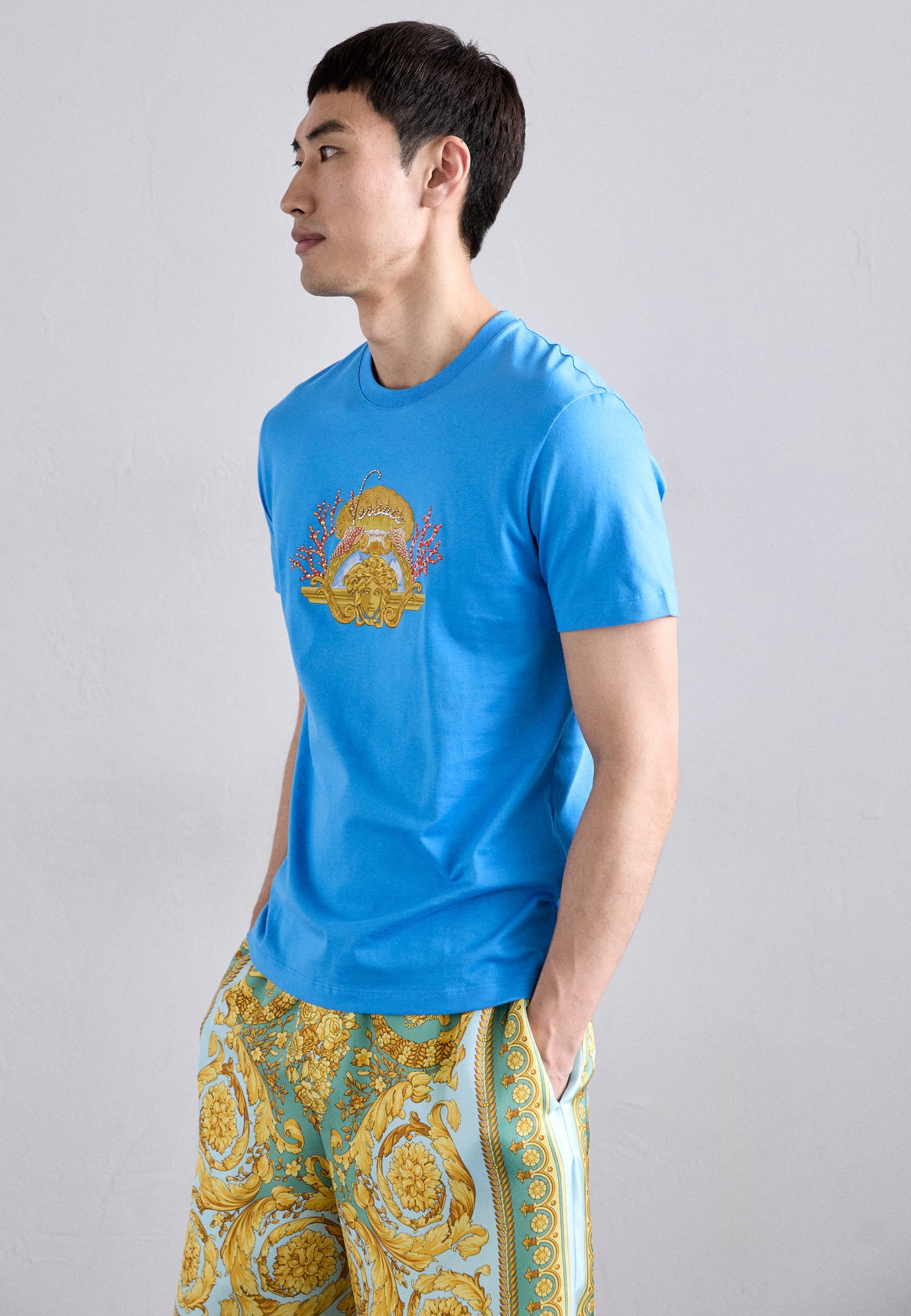 Versace HOTFIX FOUNTAIN CREST EMBROIDERY - T-shirt met print - felblauw