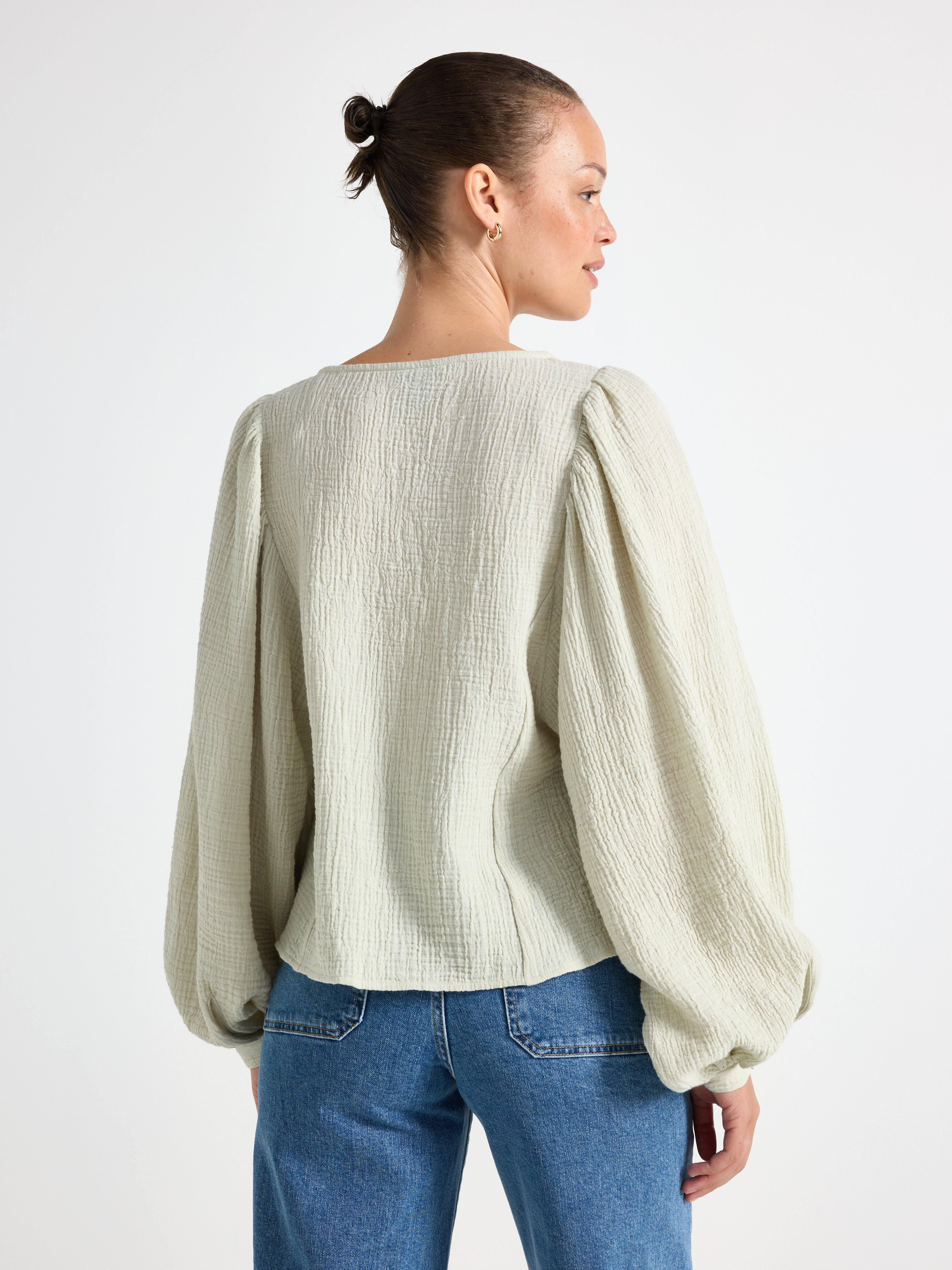 Blusa em tecido de algodão verde claro acinzentado