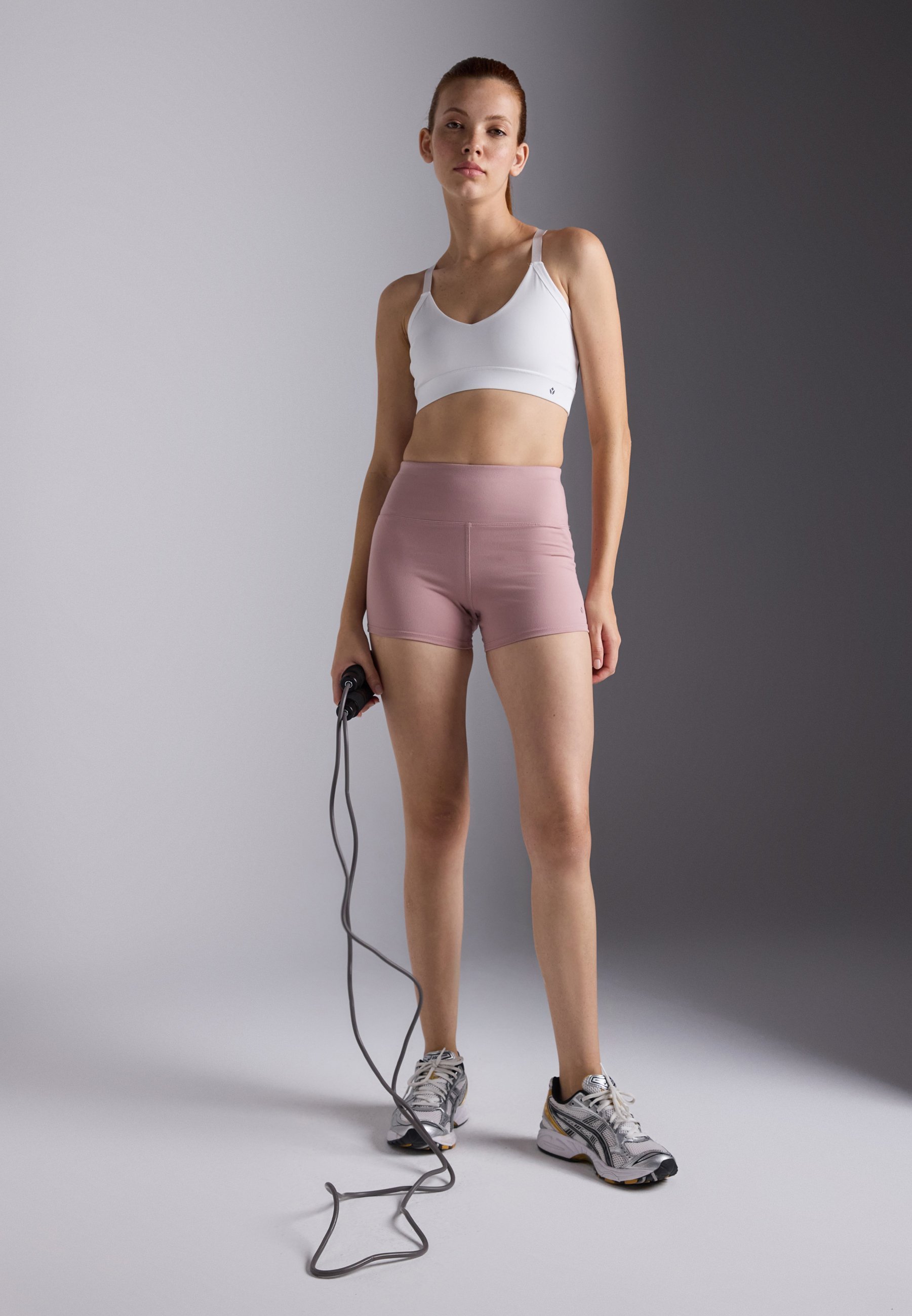 Even&Odd active ESSENTIAL 2er-Pack Sport-BH mit mittlerem Halt und verstellbarem gekreuztem Rückenteil – Sport-BH mit mittlerem Halt – weiß/schwarz