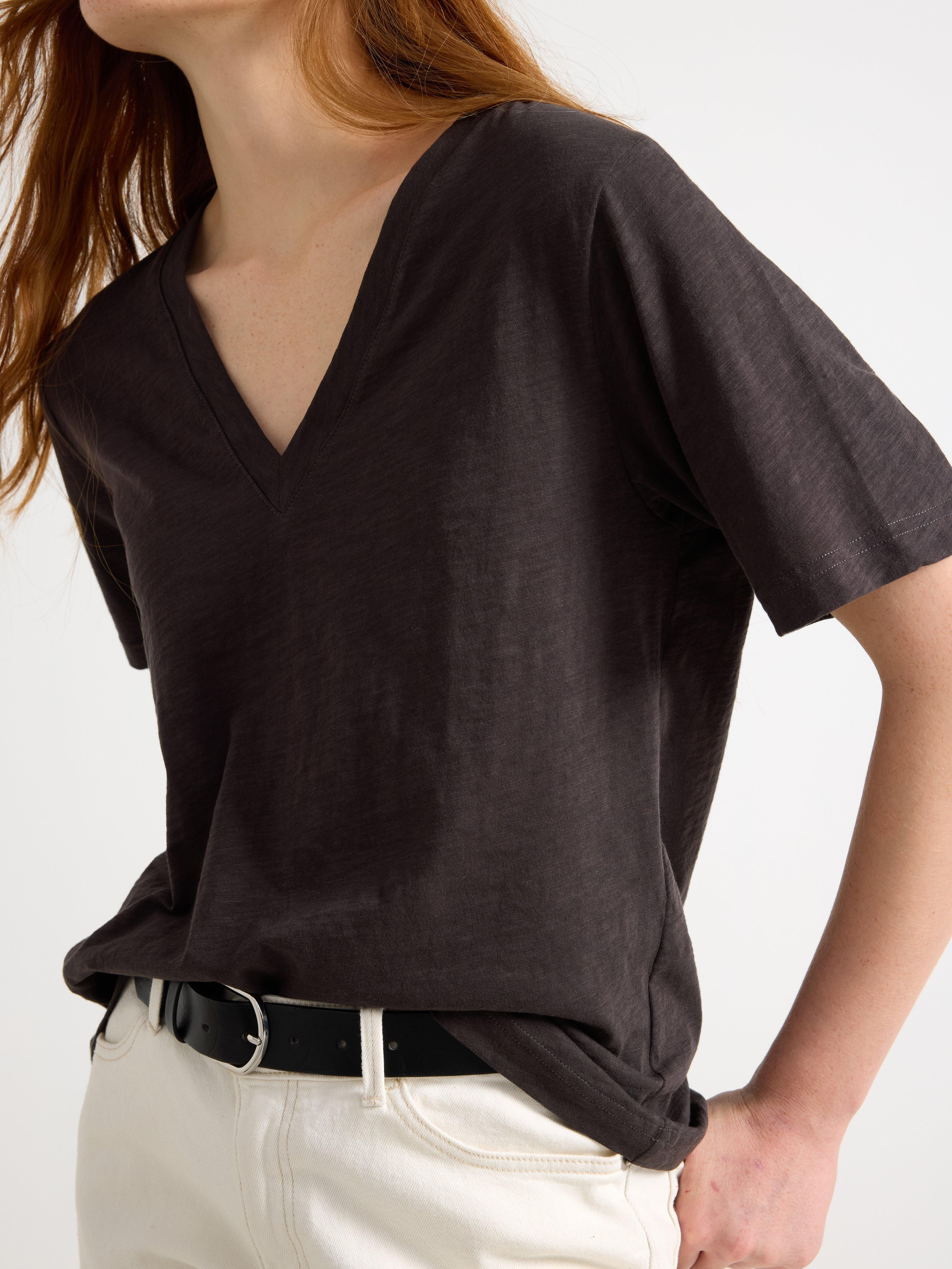 Camiseta mediana con escote en V, color marrón oscuro.