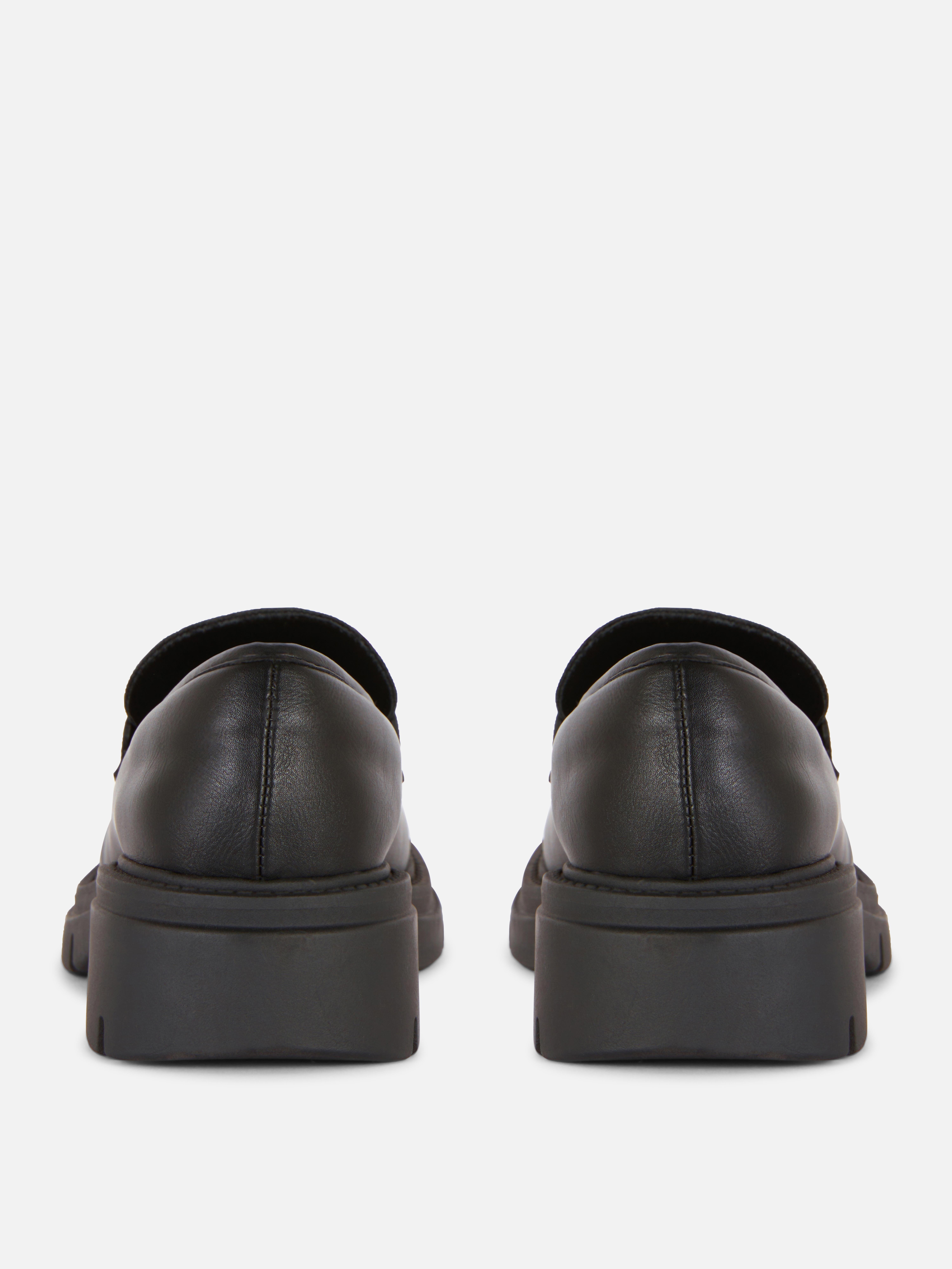 Mocasini din piele ecologică cu talpă groasă. Acești mocasini din piele ecologică ies în evidență prin designul lor elegant și talpa groasă modernă.