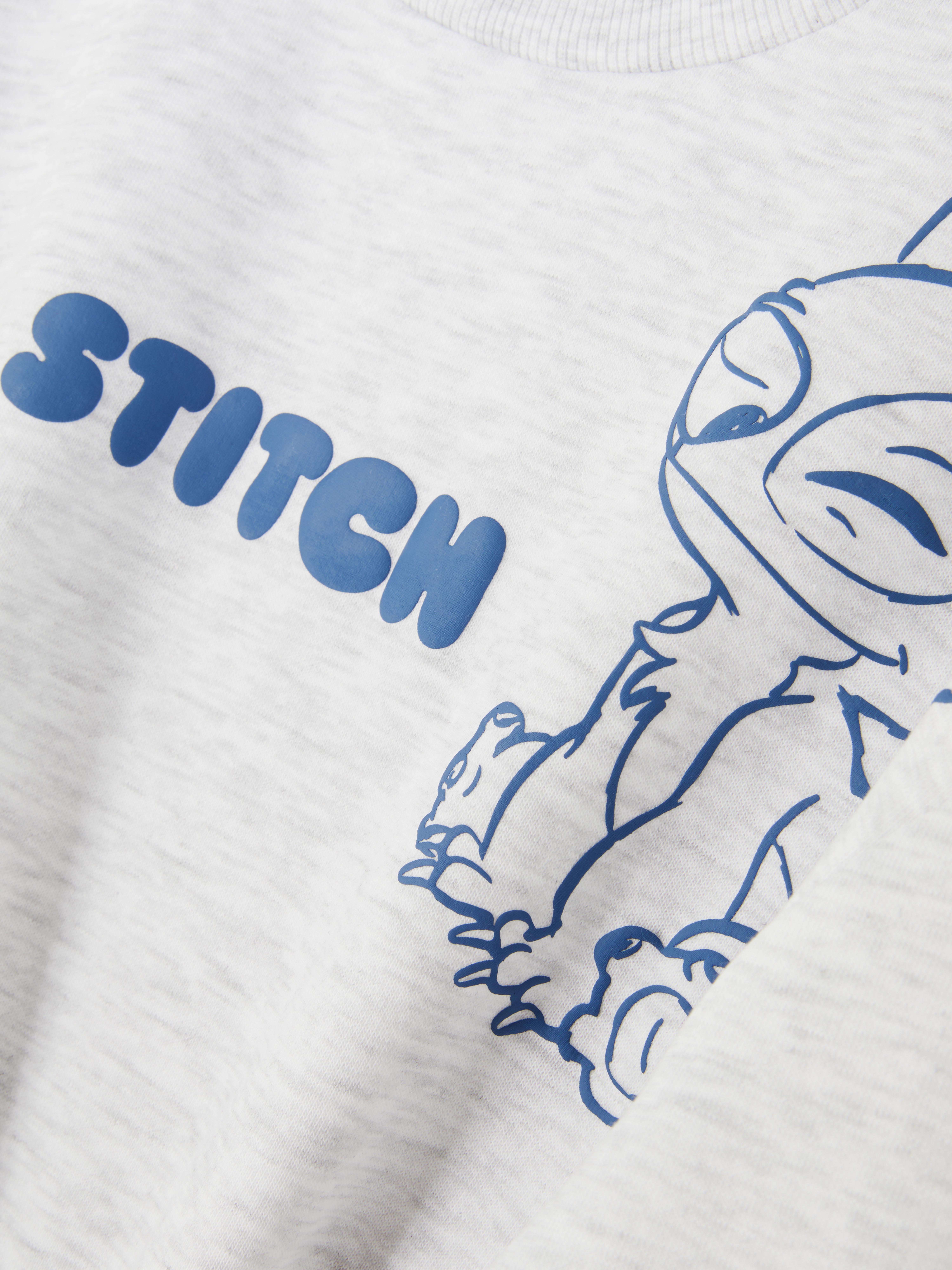 Дизнијева дуксерица са принтом Стич Дизнијева дуксерица са принтом Стич, округлим изрезом и дугим рукавима са манжетнама