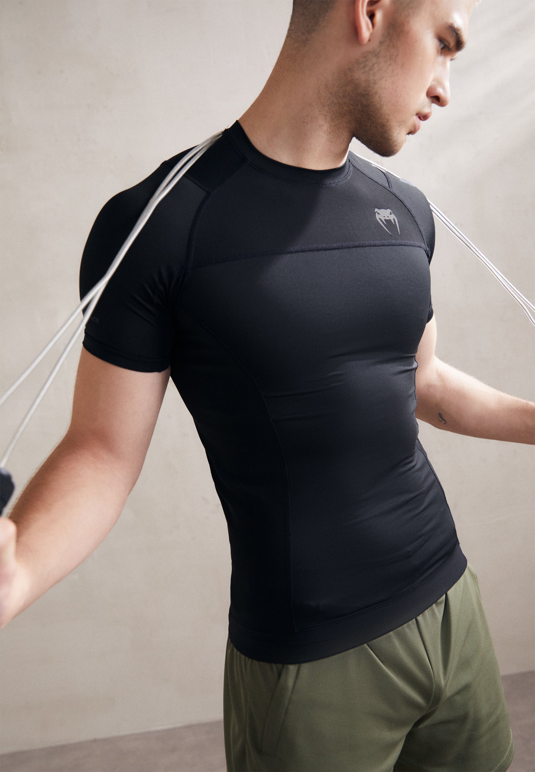 Venum AIR RASHGUARDS - Bedrucktes T-Shirt - Schwarz