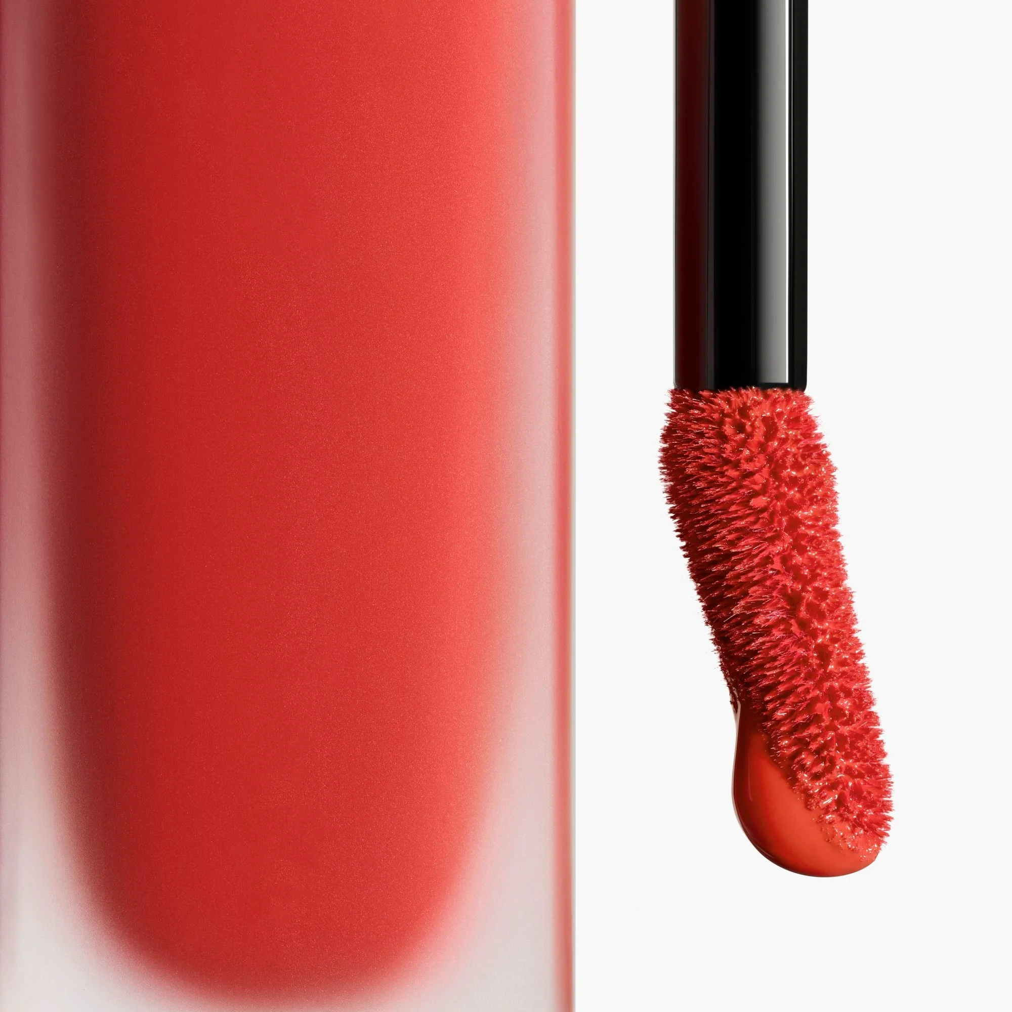 ROUGE ALLURE LIQUID VELVET - IL ROSSETTO FLUIDO OPACO INTENSO ULTRA-TENUTA