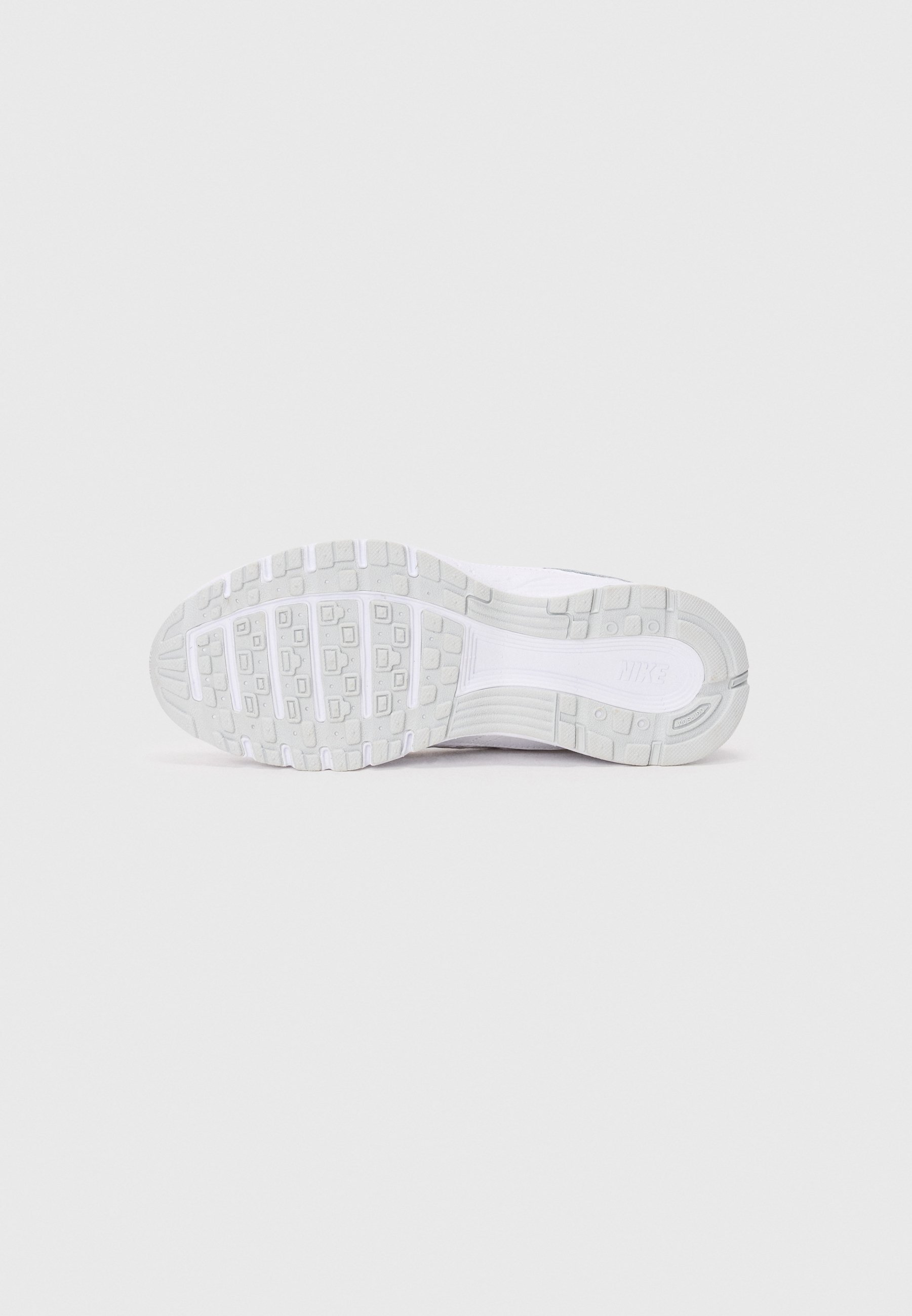 Nike Sportswear P 6000 UNISEX - Buty sportowe - białe/metaliczne złoto/czysta platyna
