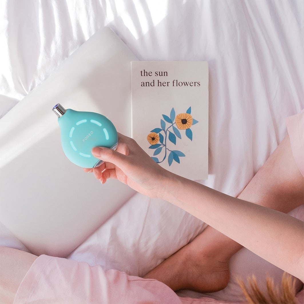 FOREO električni masažer za lice KIWI™ uređaj za čišćenje pora i plavo svjetlo -