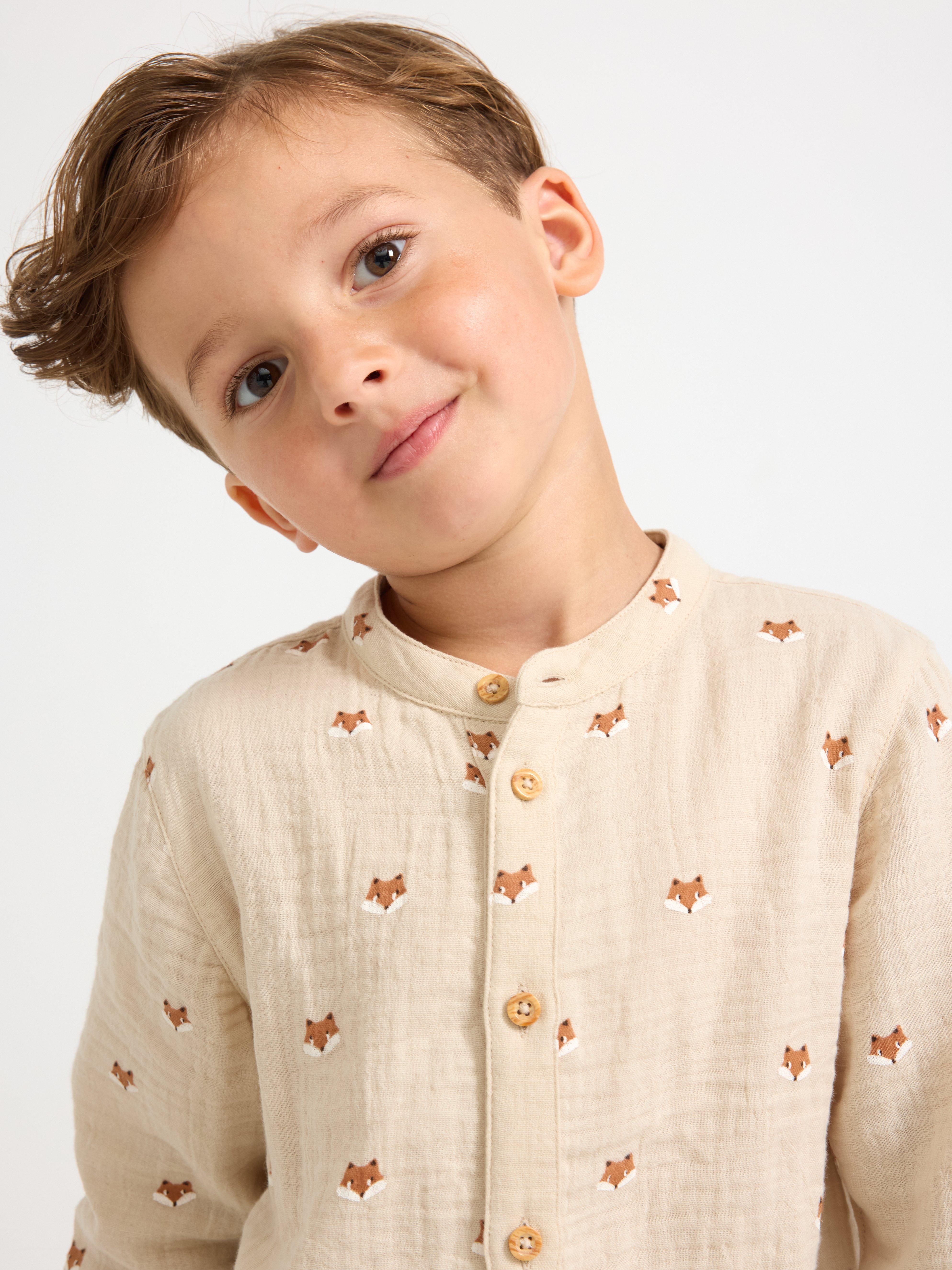 Camisa de algodón color beige claro.