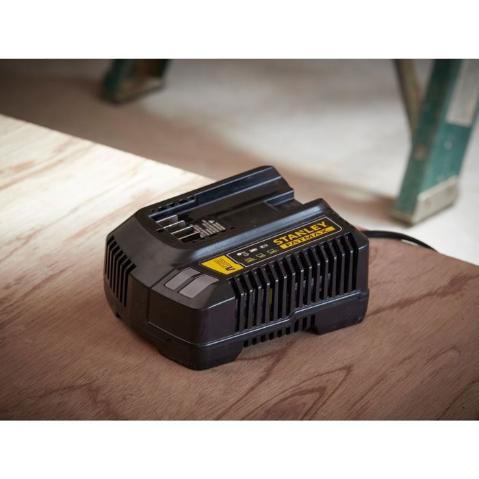 Batería de 18 V y 4 Ah + cargador de 2 A - STANLEY FATMAX - Compatible con la gama STANLEY FATMAX V20 - SFMCB14M1-QW