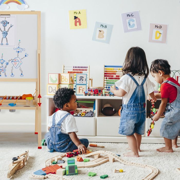 Cavalete de madeira magnético infantil Relaxdays com altura ajustável, branco e com lousa, 122-160 x 65 x 69 cm, natural