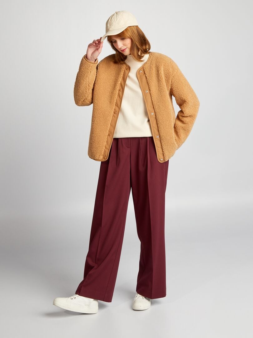 Korte jas van twee materialen: sherpa - BRUIN