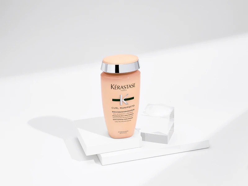 Kérastase Curl Manifesto Bain Hydratation Douceur barojošs šampūns cirtainiem un viļņainiem matiem