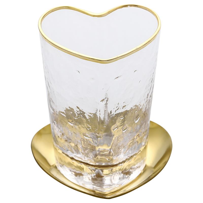 Ensemble d'accessoires de salle de bain comprenant un gobelet en verre en forme de cœur avec plateau, un gobelet à brosse à dents en verre transparent et un seau à dents doré créatif pour un rangement optimal.