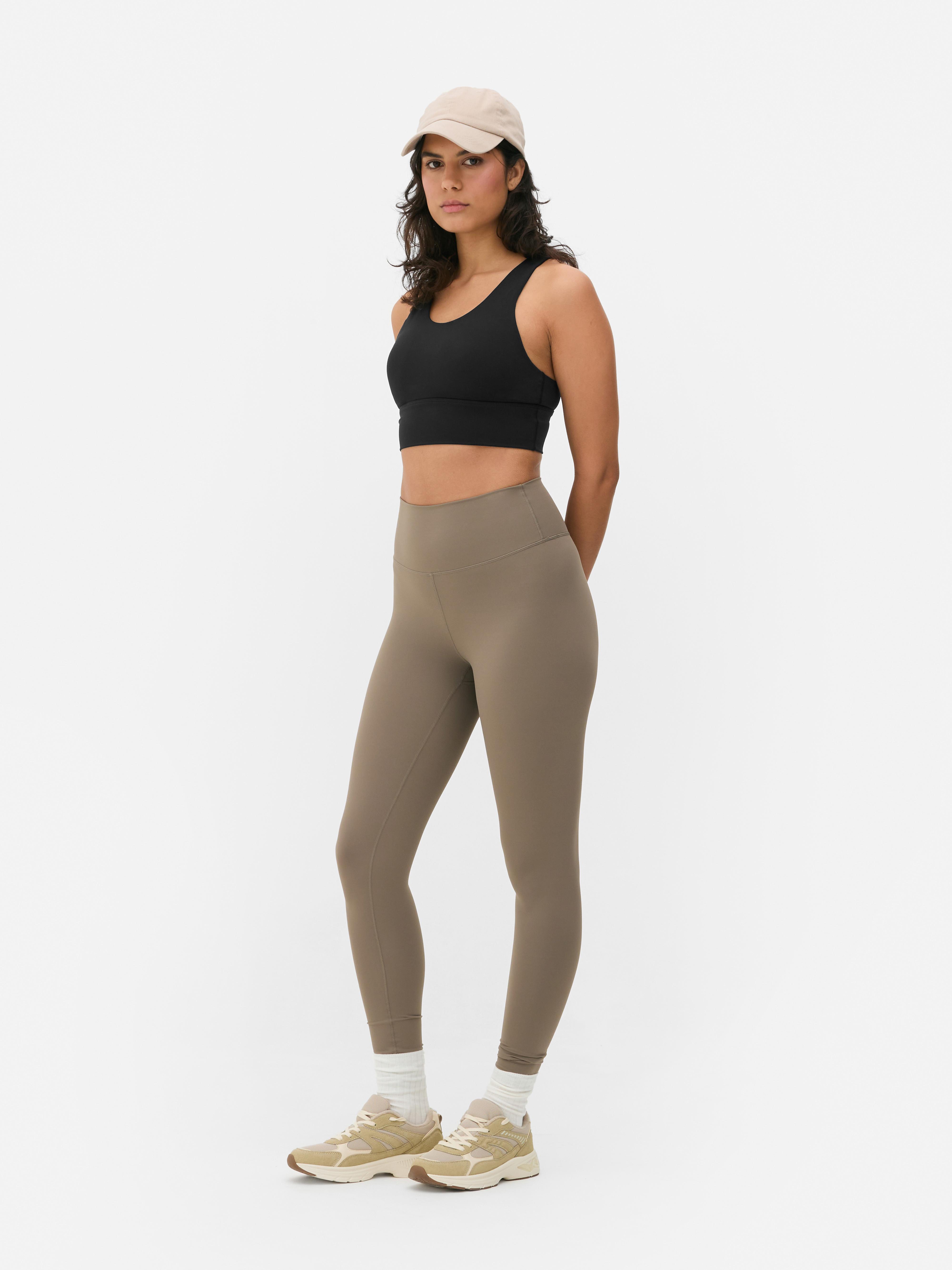 Top scurt, moale, cu imprimeu floral. Un top scurt confortabil și elegant pentru colecția ta sport.