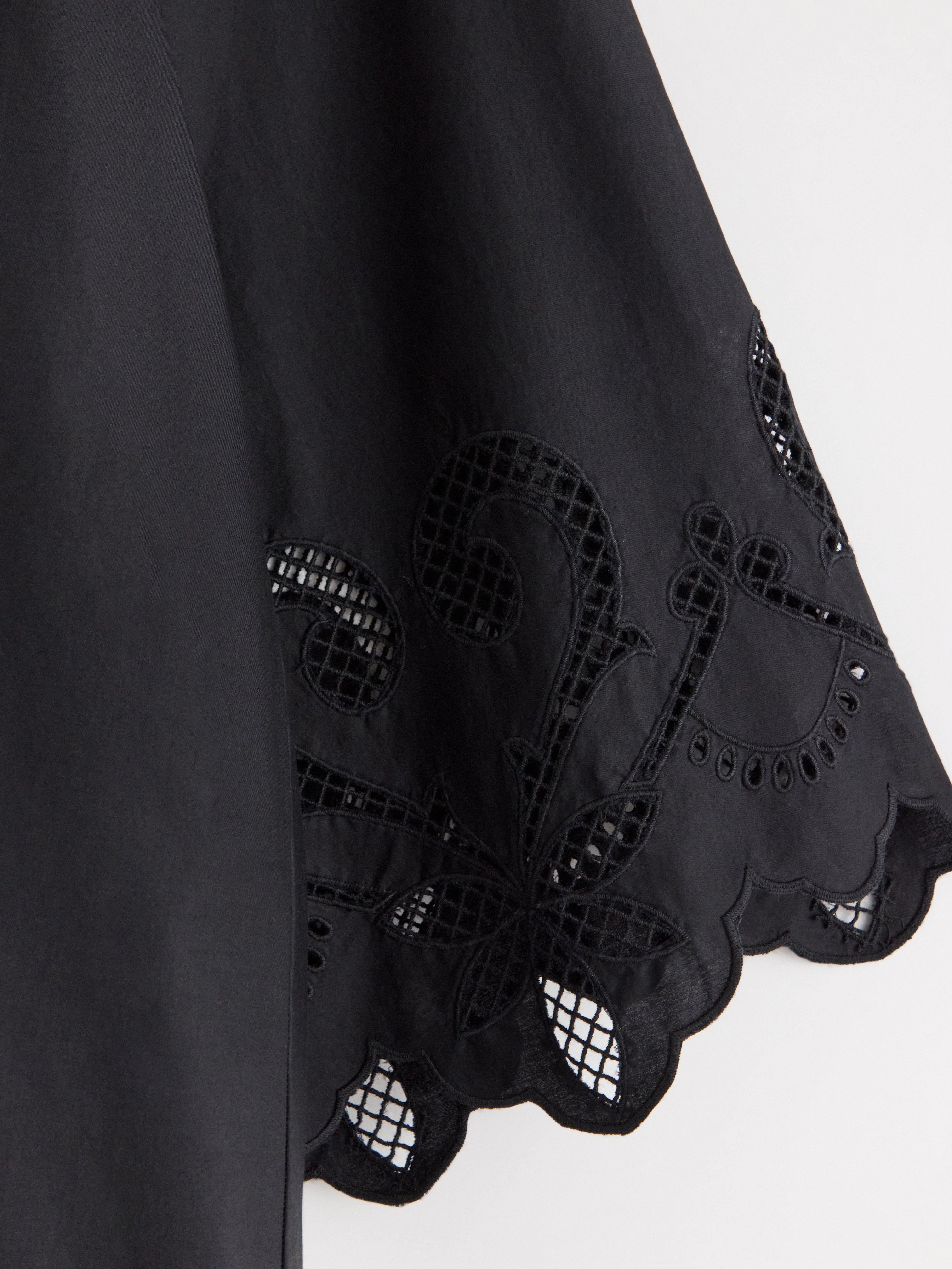 Mini vestido com detalhes em renda preta