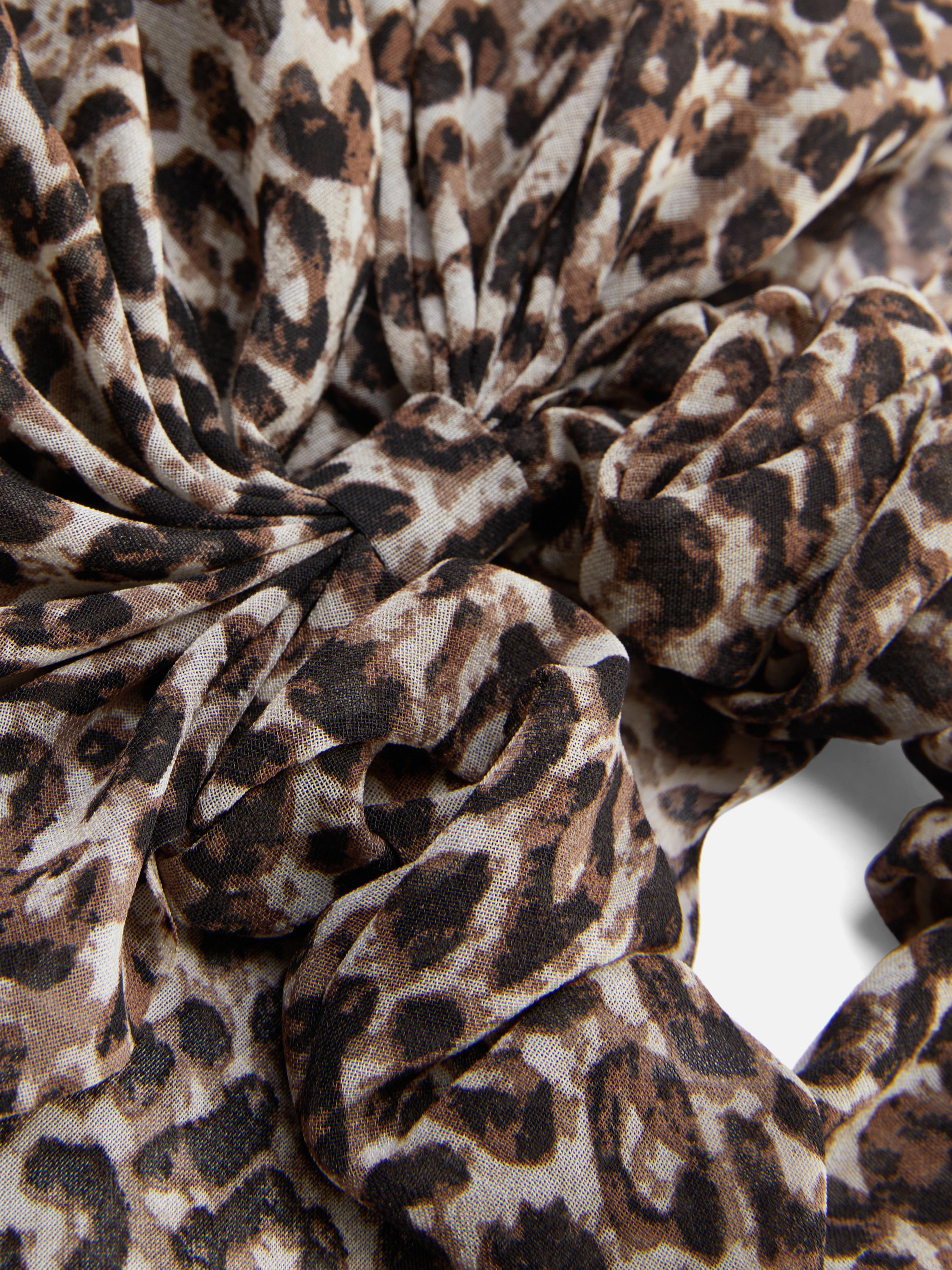Elastic lung cu imprimeu leopard Dezlănțuie-te cu acest elastic lung cu imprimeu leopard