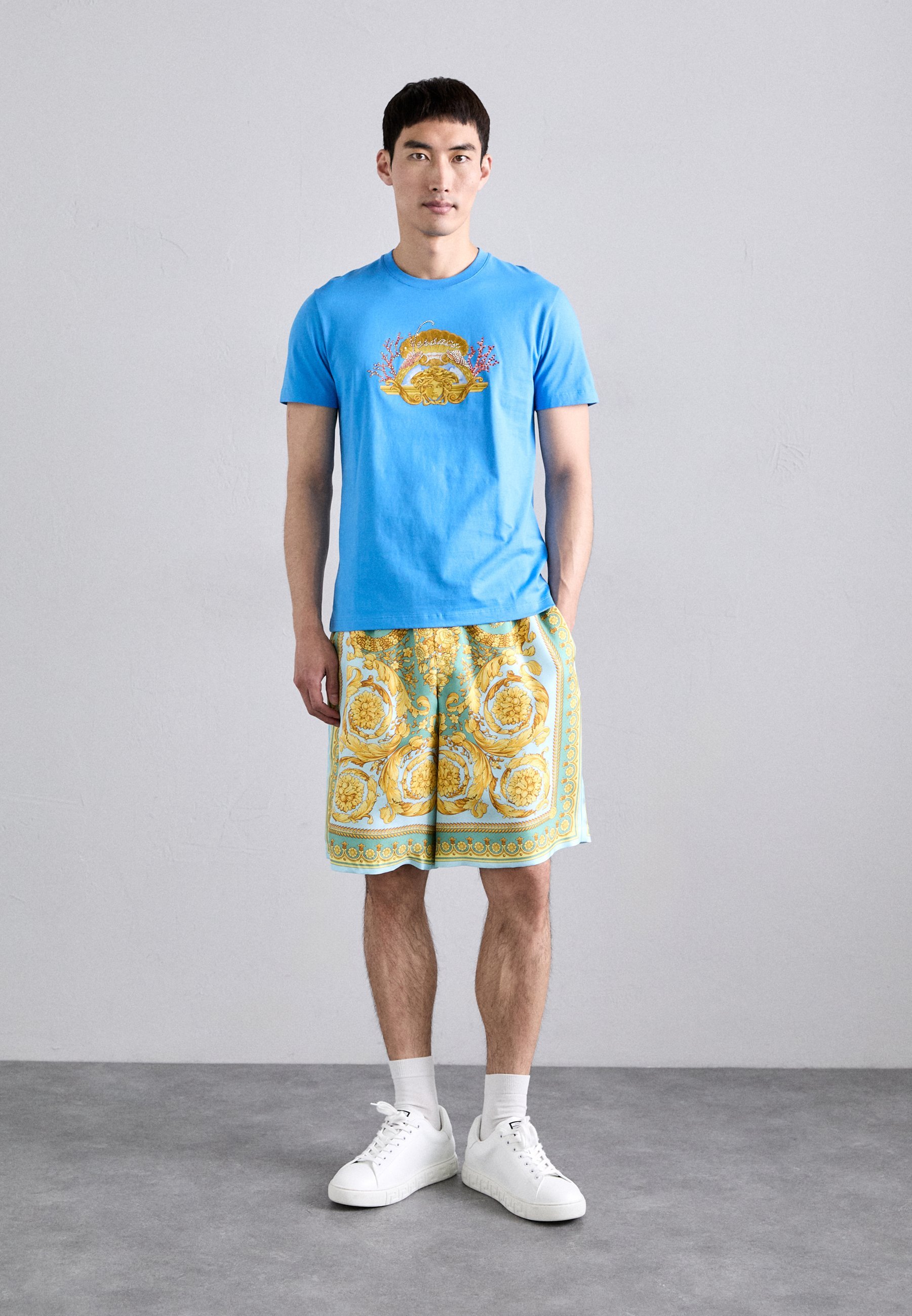 Versace HOTFIX FOUNTAIN CREST EMBROIDERY - Spausdinti marškinėliai - ryškiai mėlyni