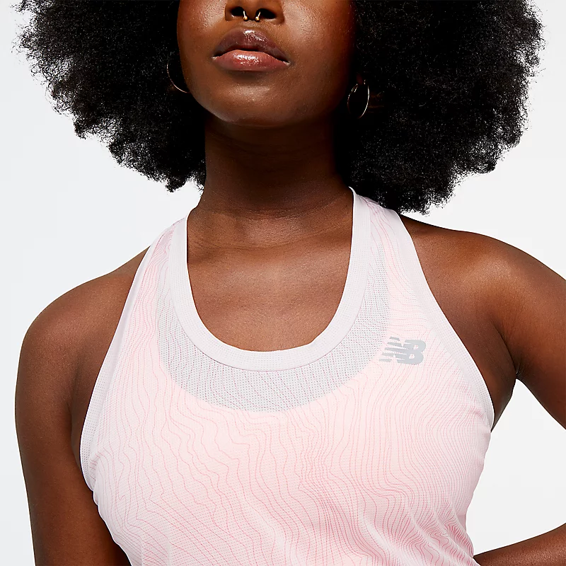 Accelerate Damen-Top mit Print – Steinrosa