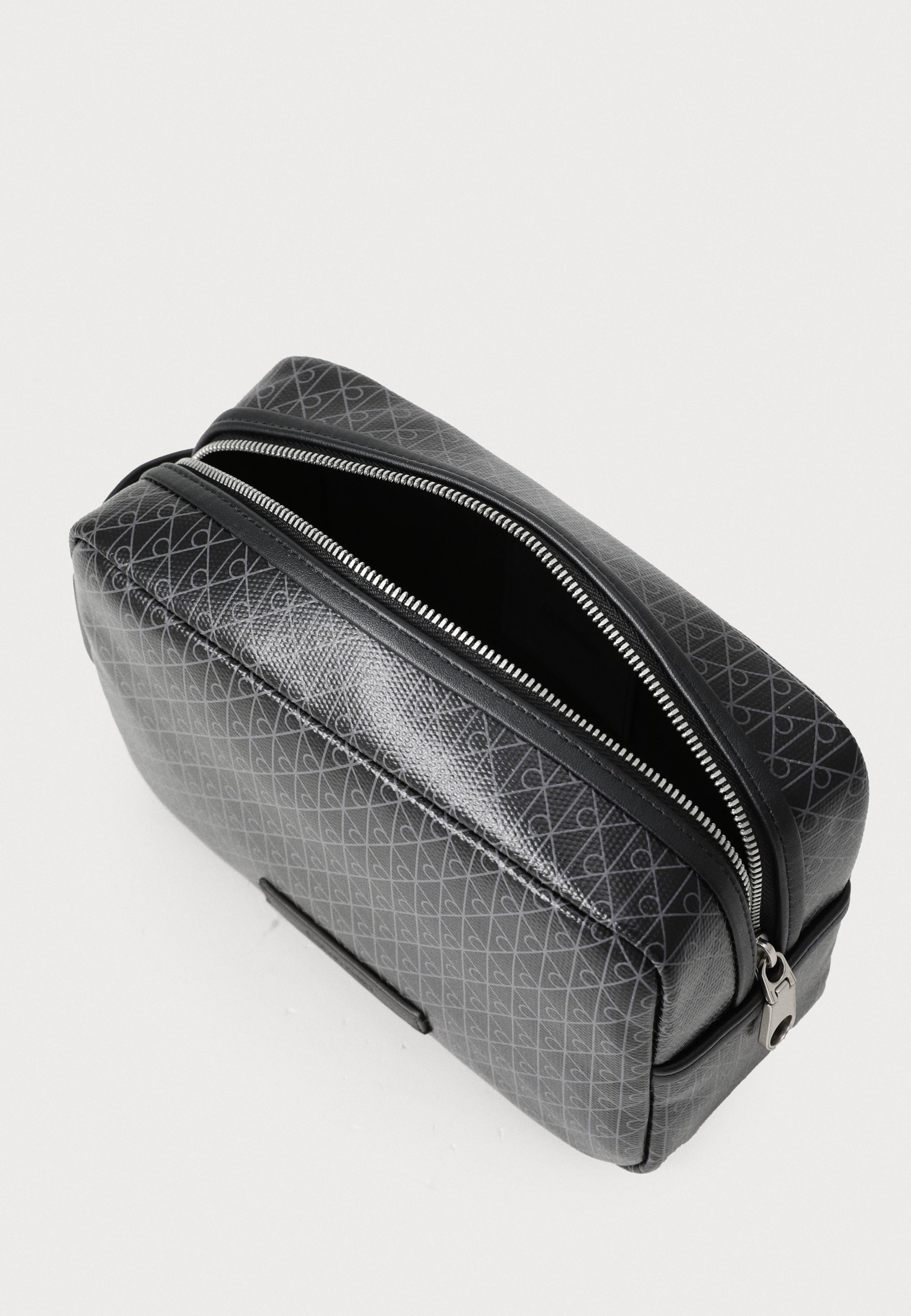 Calvin Klein COATED EMBLEM - Toilettas - zwart
