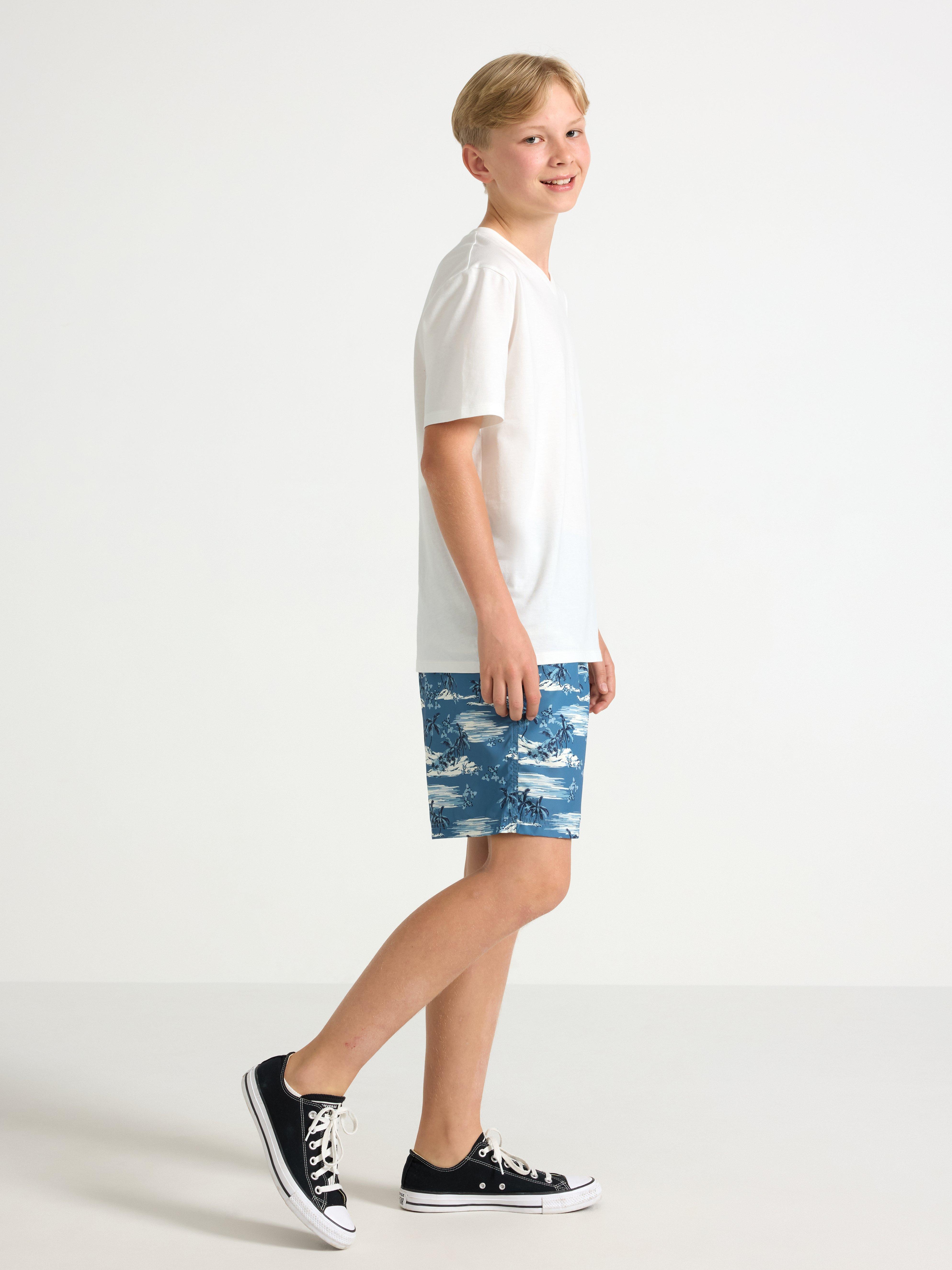 Mauvais shorts bleu poussiéreux