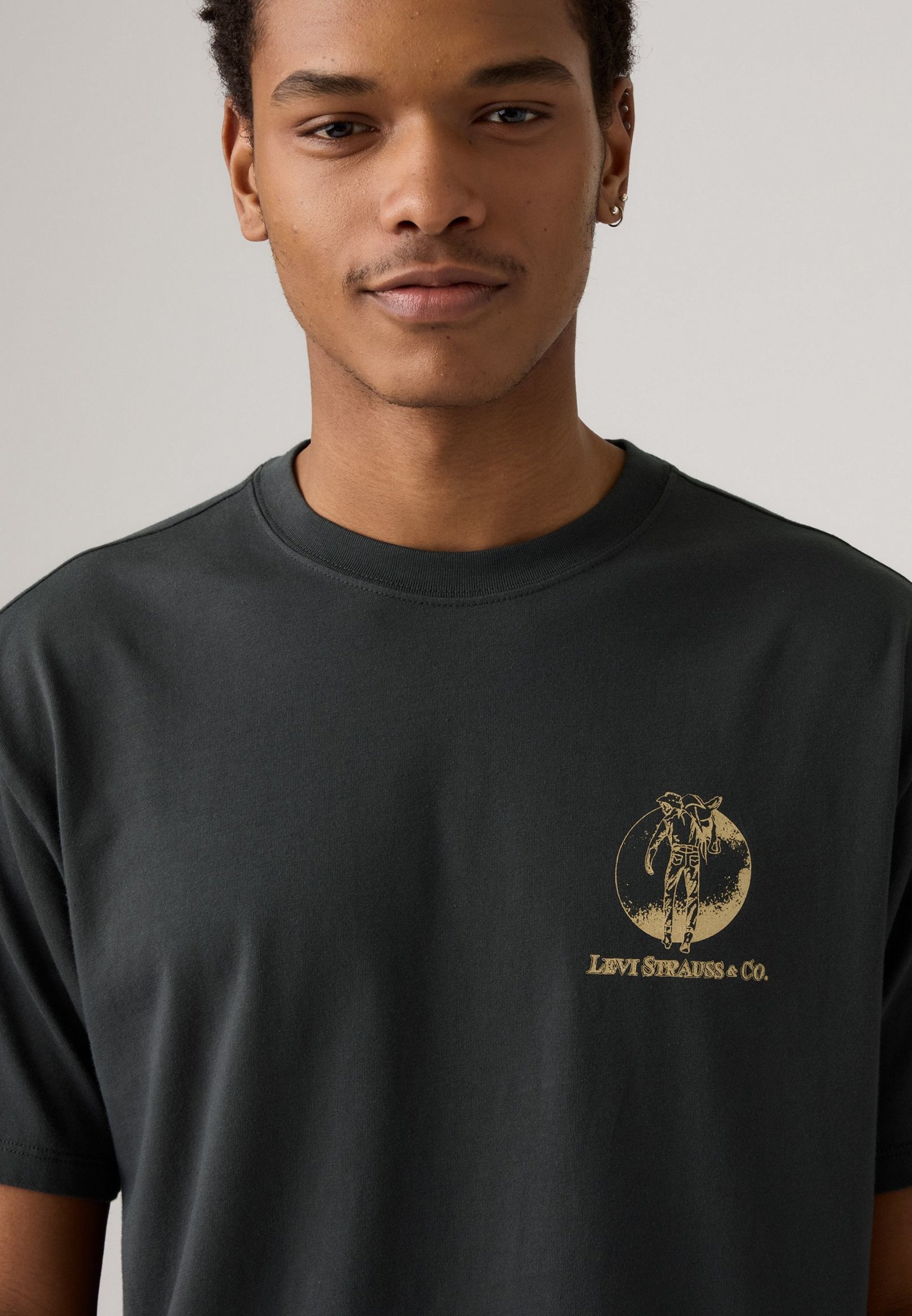 Levi's® VINTAGE FIT GRAPHIC TEE - Apdrukāts T-krekls - archival saddle man phantom