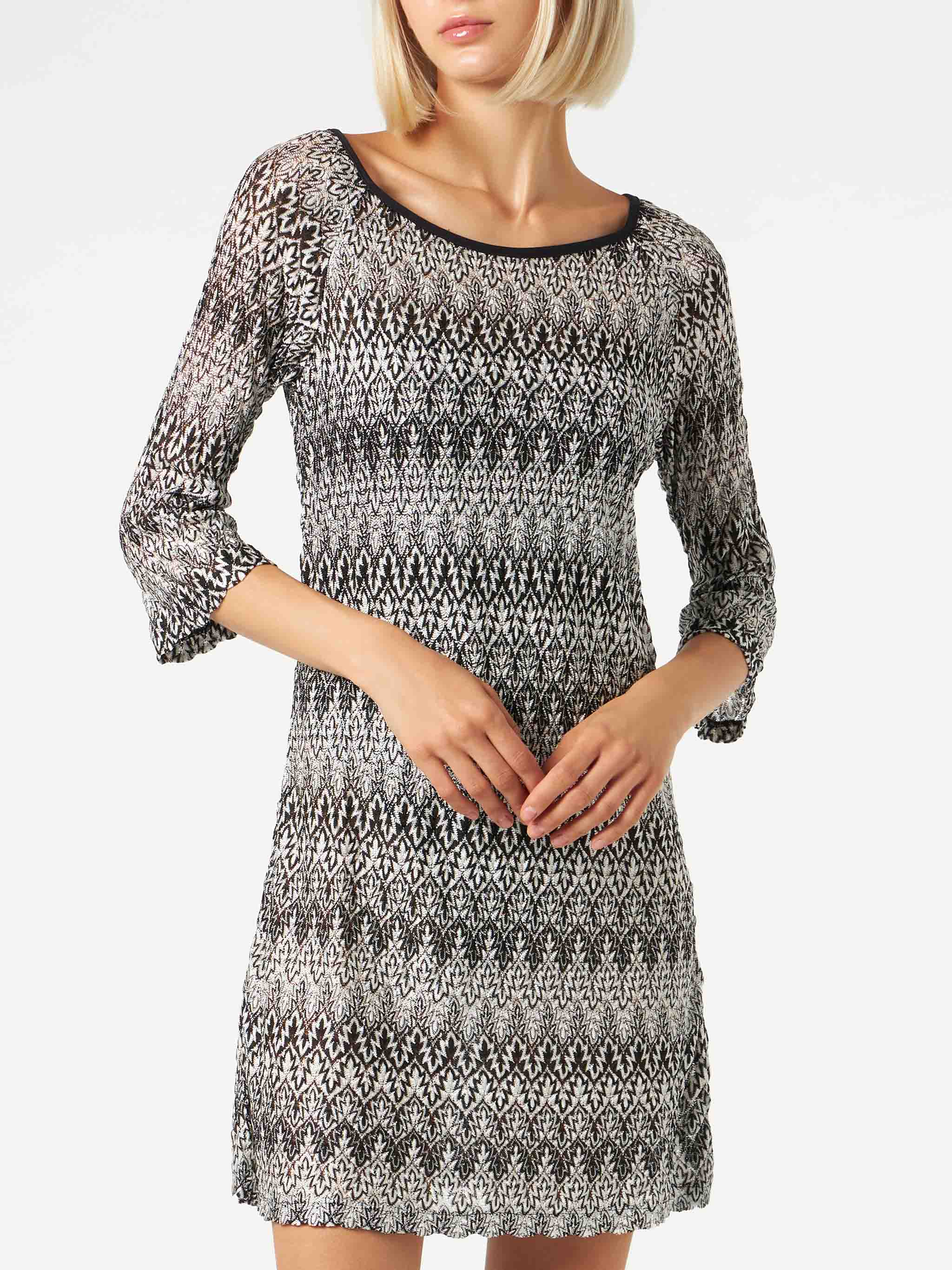 Vestido curto de malha com estampa chevron em preto e branco