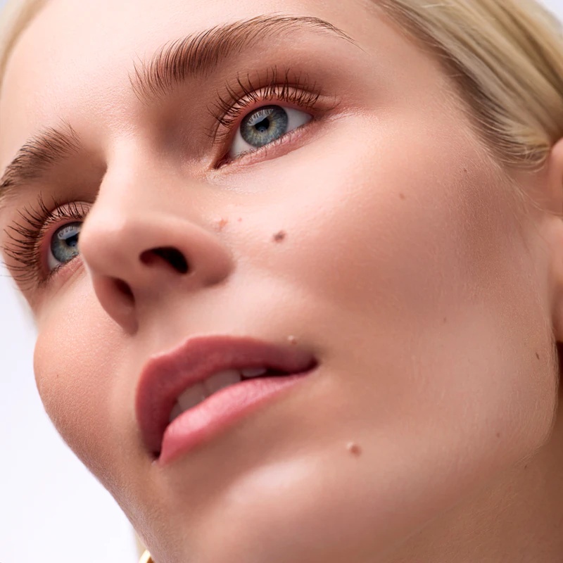 Catrice Glam & Doll Volume Brown ūdensizturīgā skropstu tuša, kas pagarina, ieloca un piešķir apjomu skropstām.