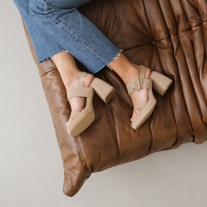 Sandales à bouts carrés et boucles  en croute beige