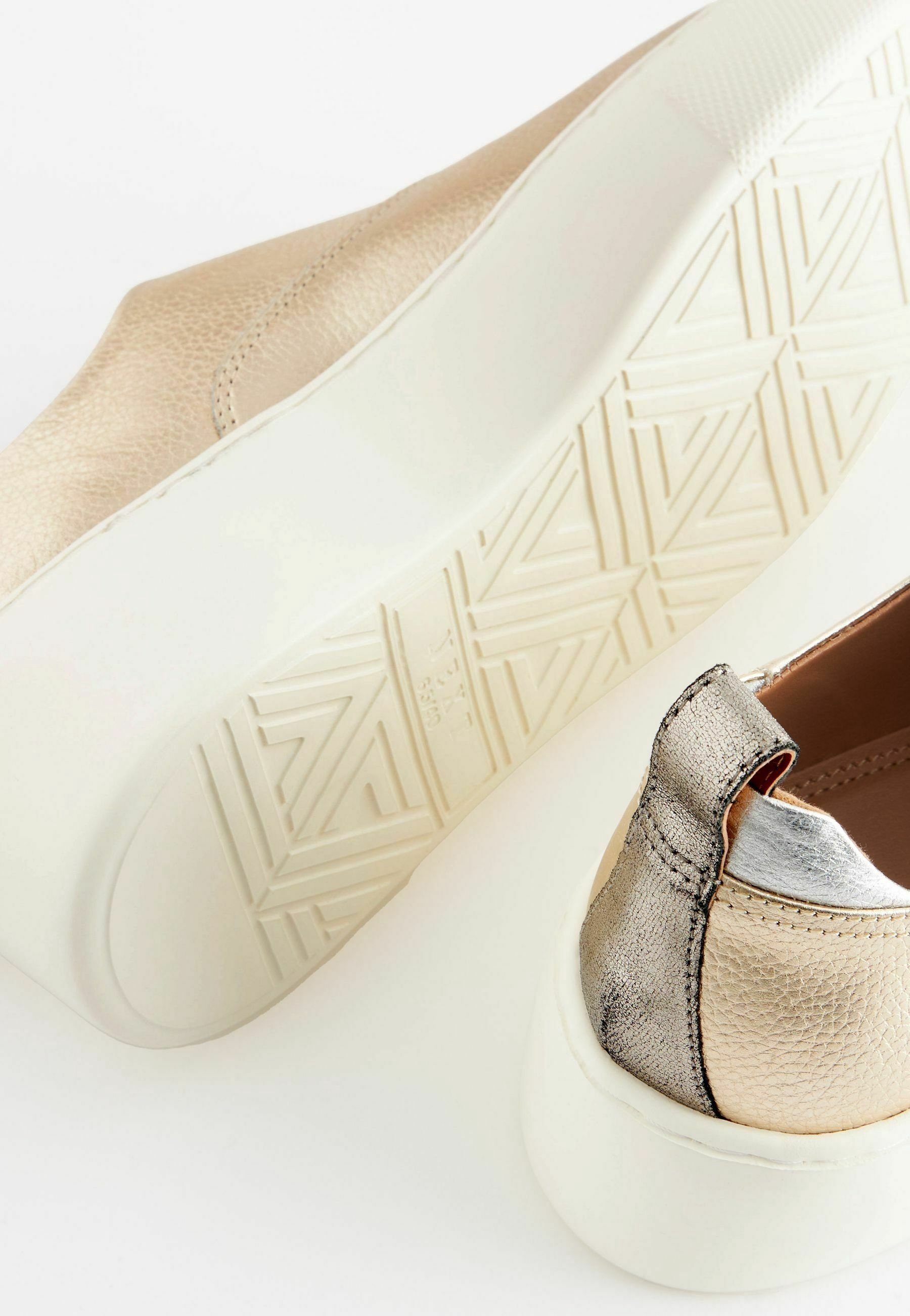 Next Slip-ons - goudkleurig