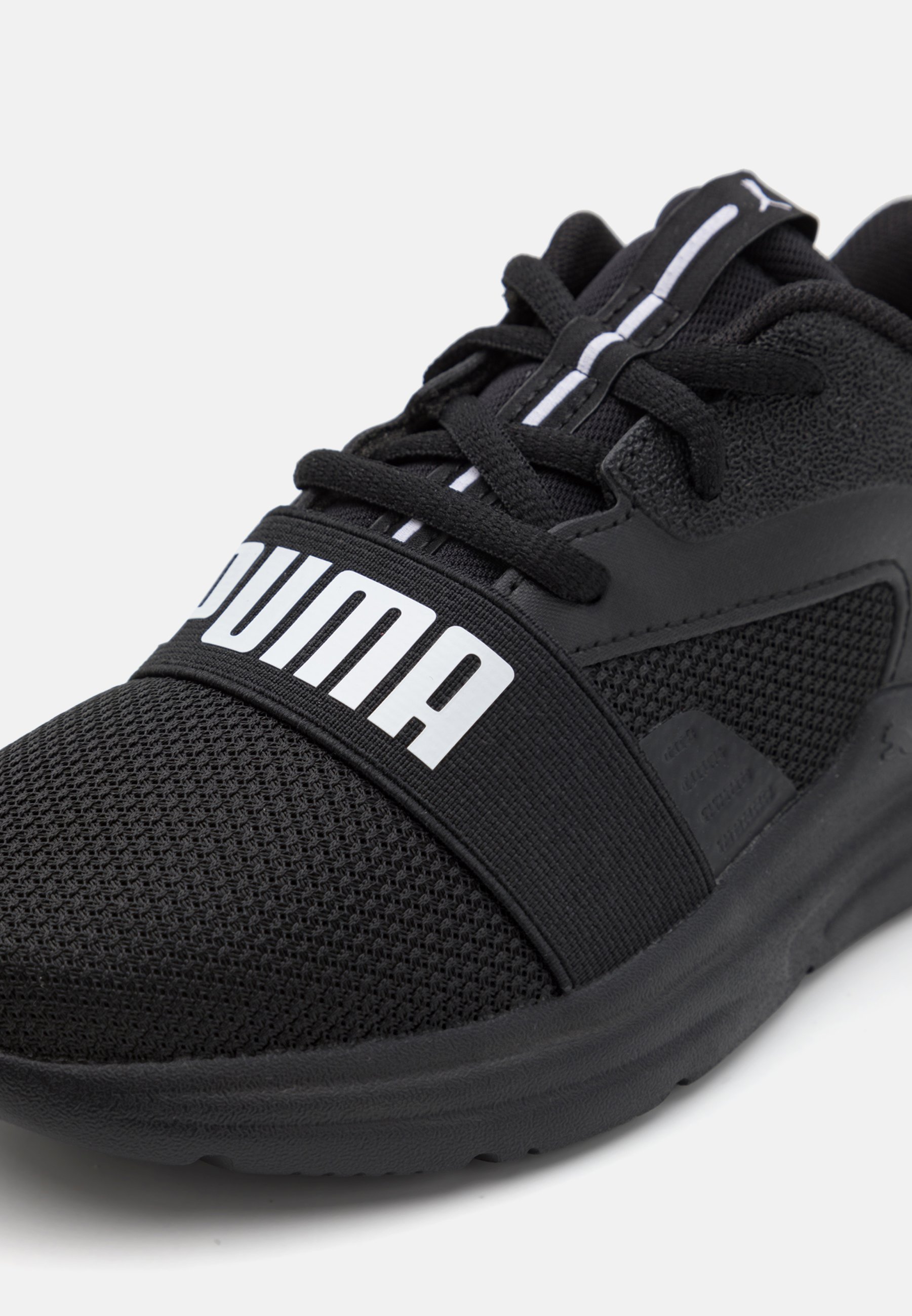 Puma SOFT WIRED - Skriešanas apavi šosejai - melni/balti