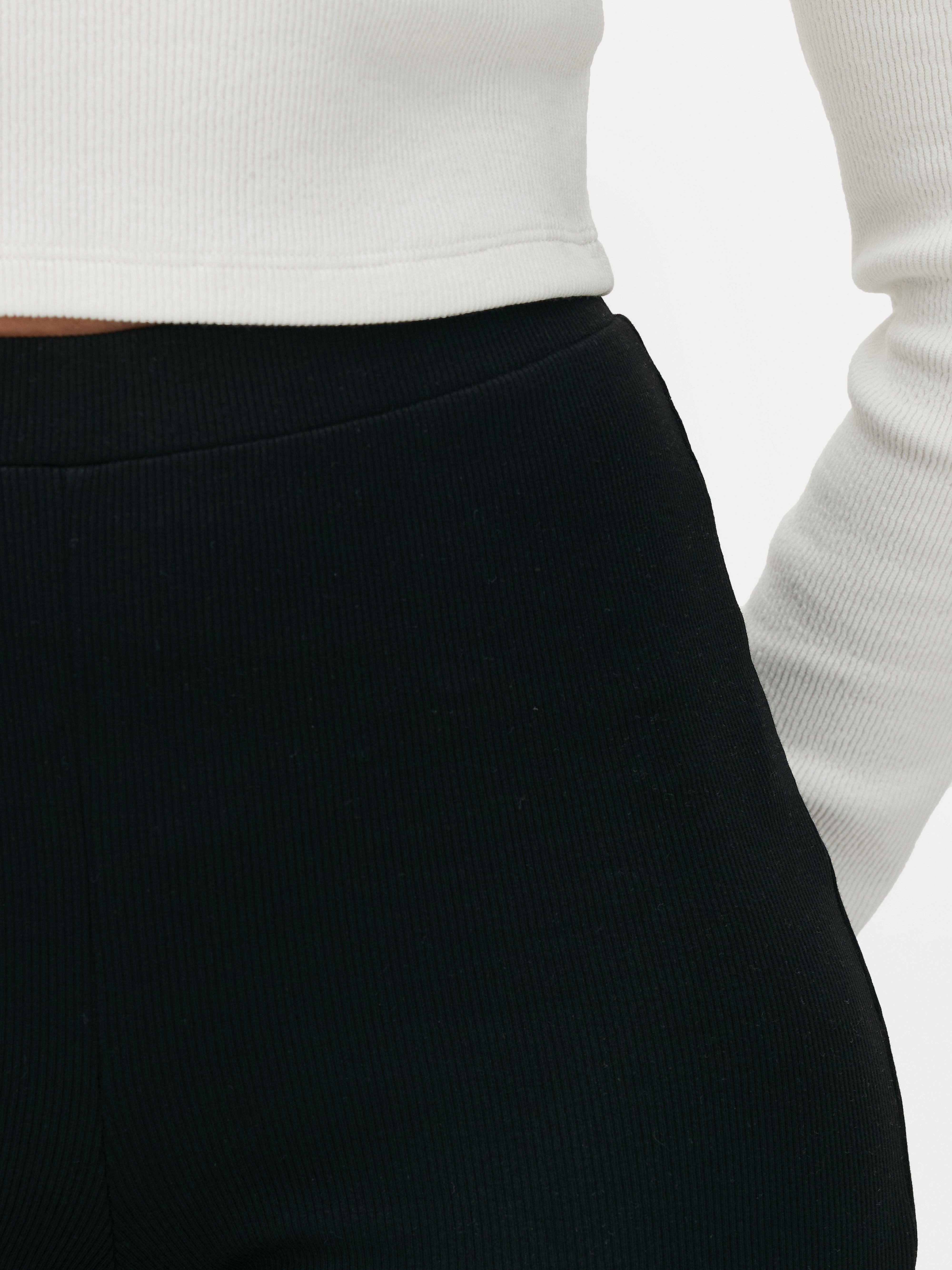 Leggings côtelés assortis à jambes larges. Ces leggings extensibles à taille mi-haute sont un indispensable décontracté à la coupe évasée.