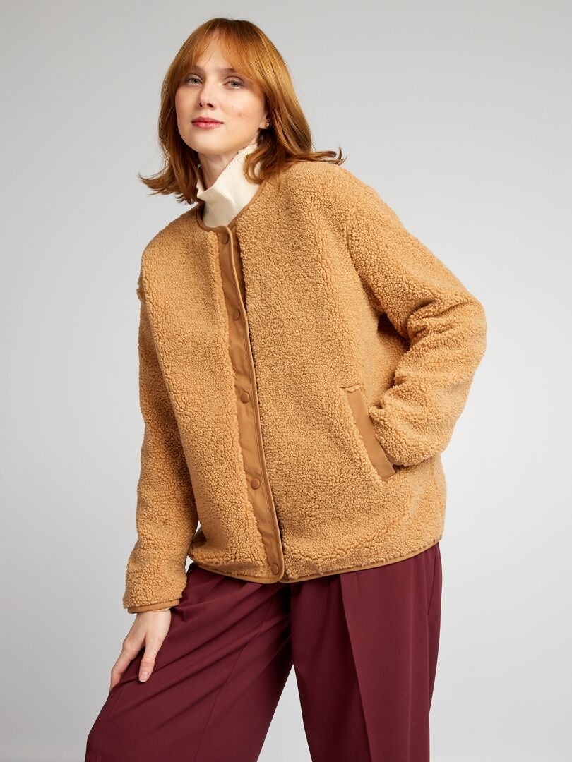 Korte jas van twee materialen: sherpa - BRUIN