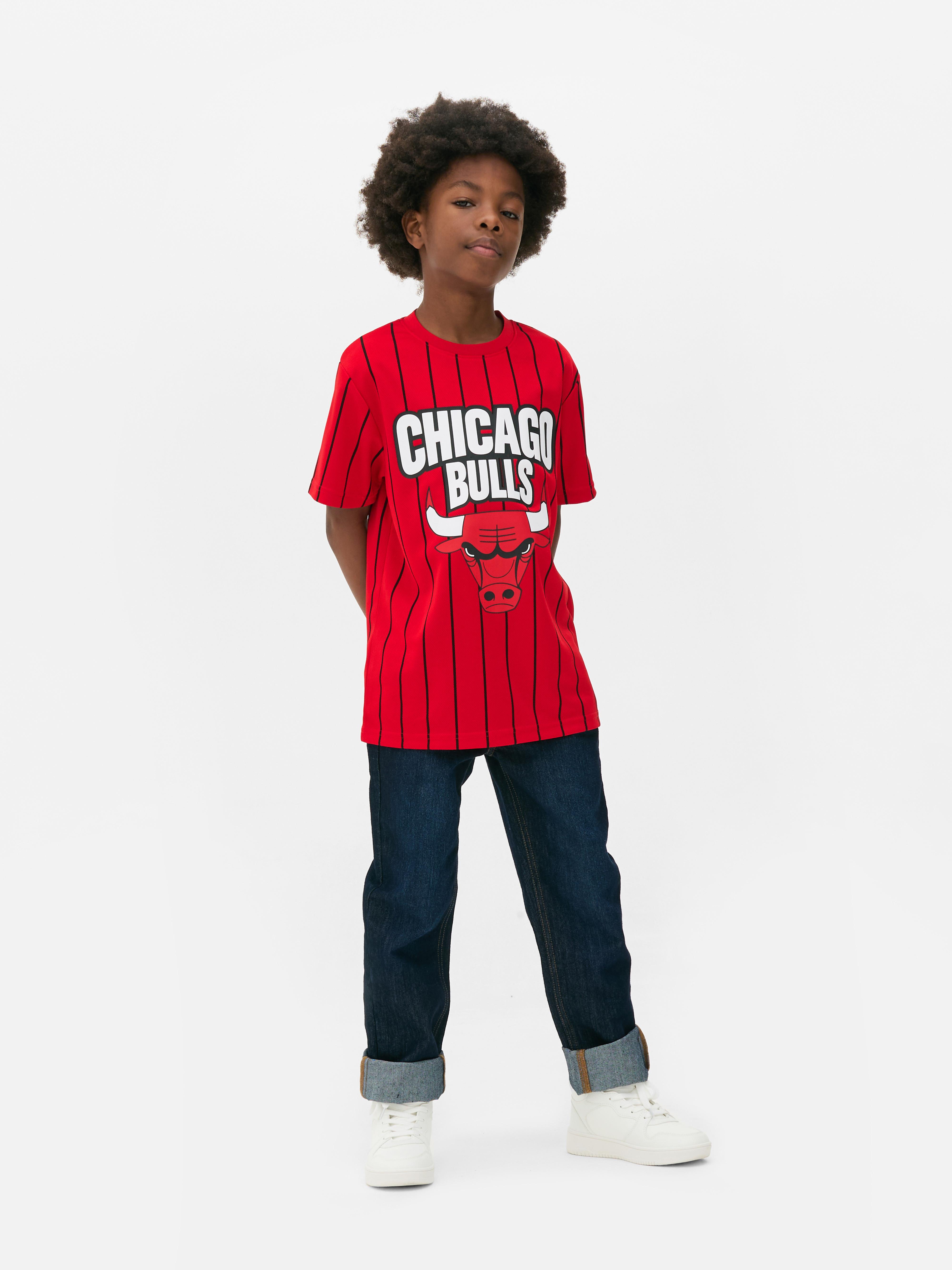 Tricou NBA Chicago Bulls cu dungi Un tricou cu mânecă scurtă și dungi, cu emblemele echipei NBA Chicago Bulls
