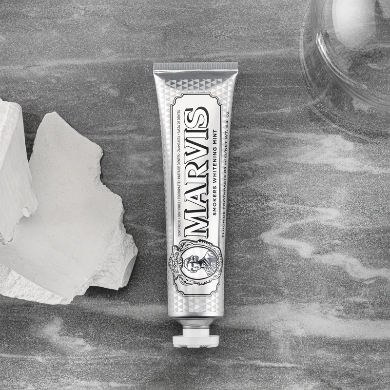 Creme dental clareador Marvis Whitening Smokers Mint para fumantes
