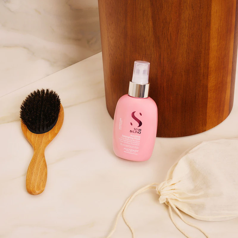 Alfaparf Milano Semi di Lino Moisture Nutritive Detangling Fluid, um tratamento hidratante sem enxágue para desembaraçar facilmente os cabelos.