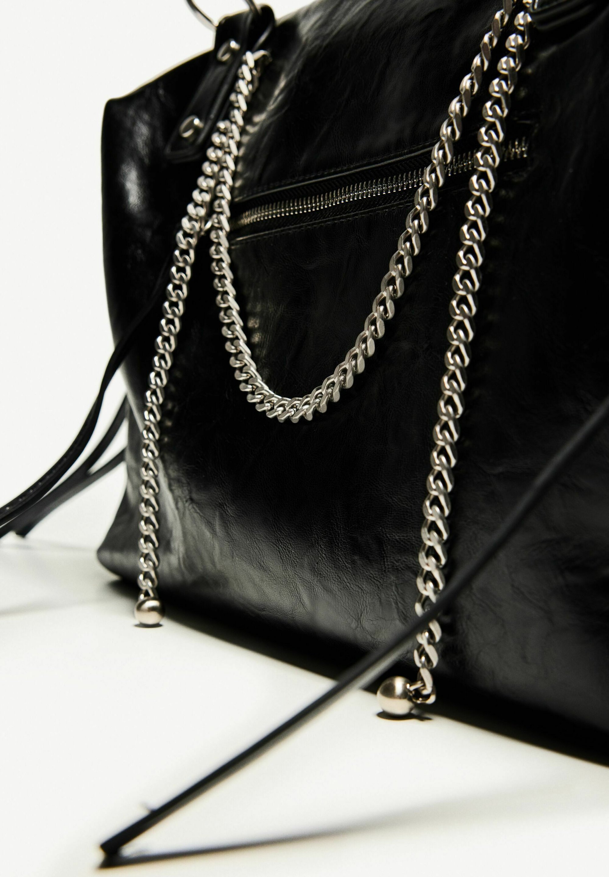 Bershka MET KETTING - Handtas - zwart