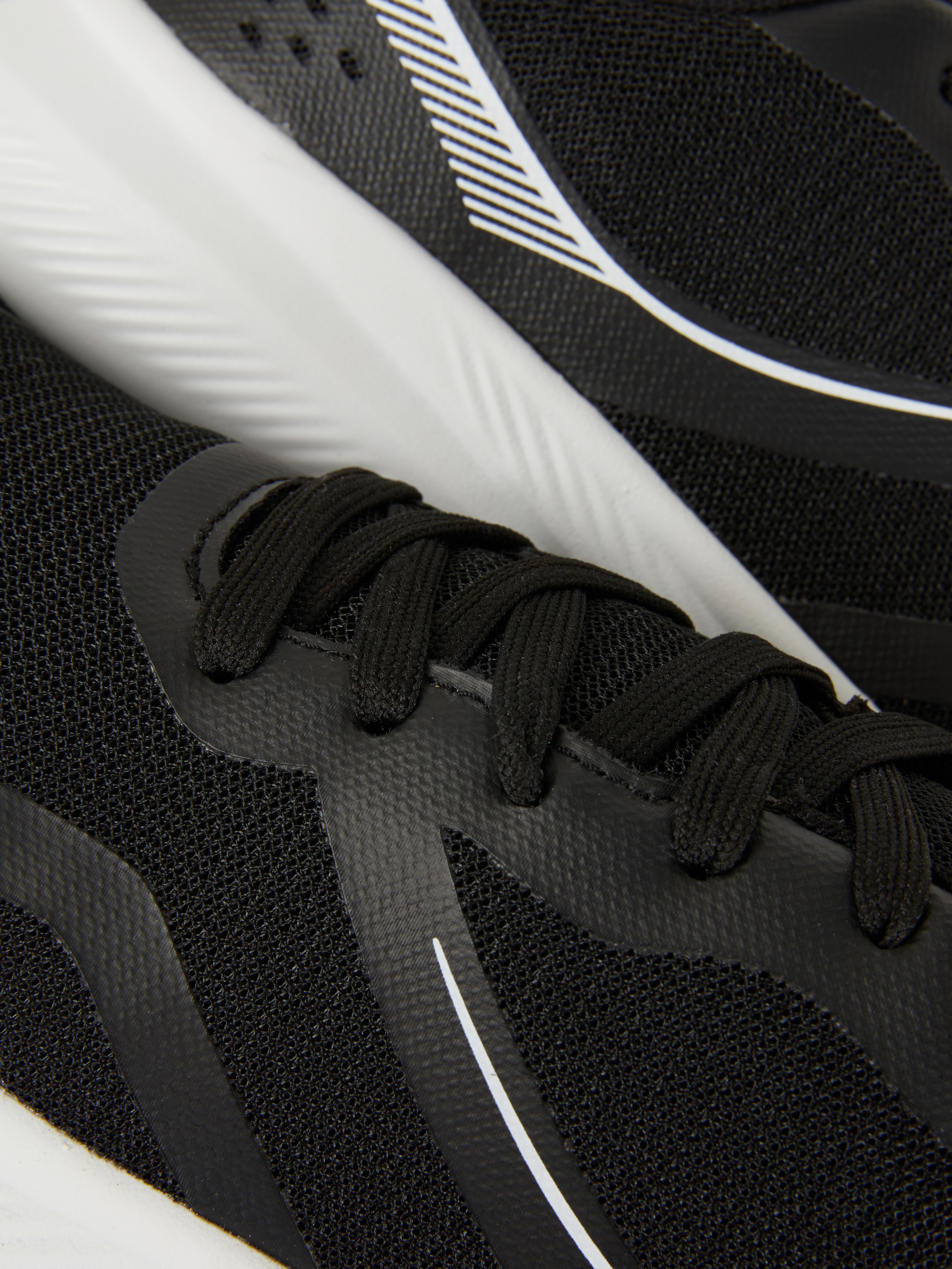 Sportliche Sneaker mit Schnürsenkeln und einer stromlinienförmigen Silhouette