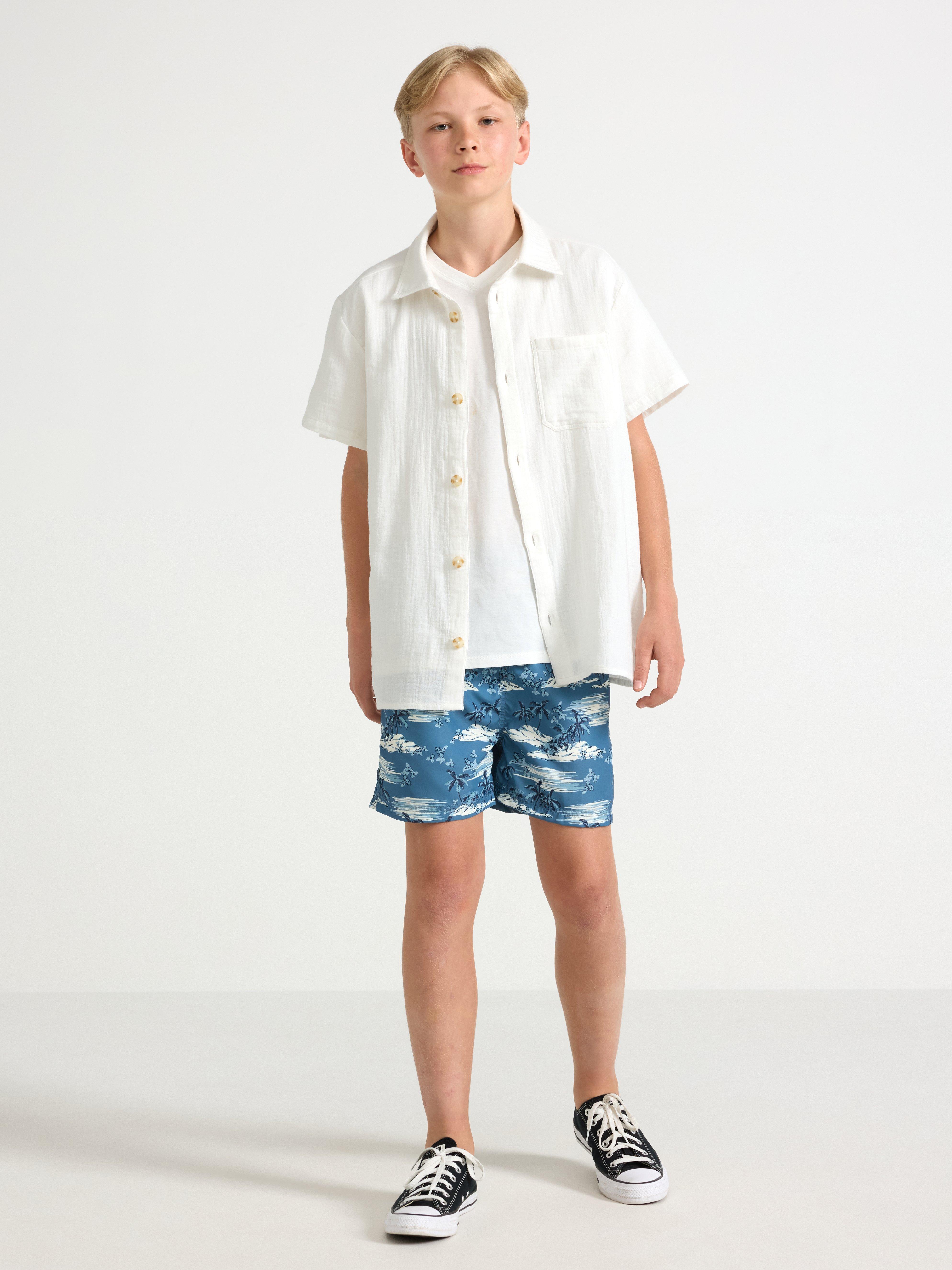 Mauvais shorts bleu poussiéreux