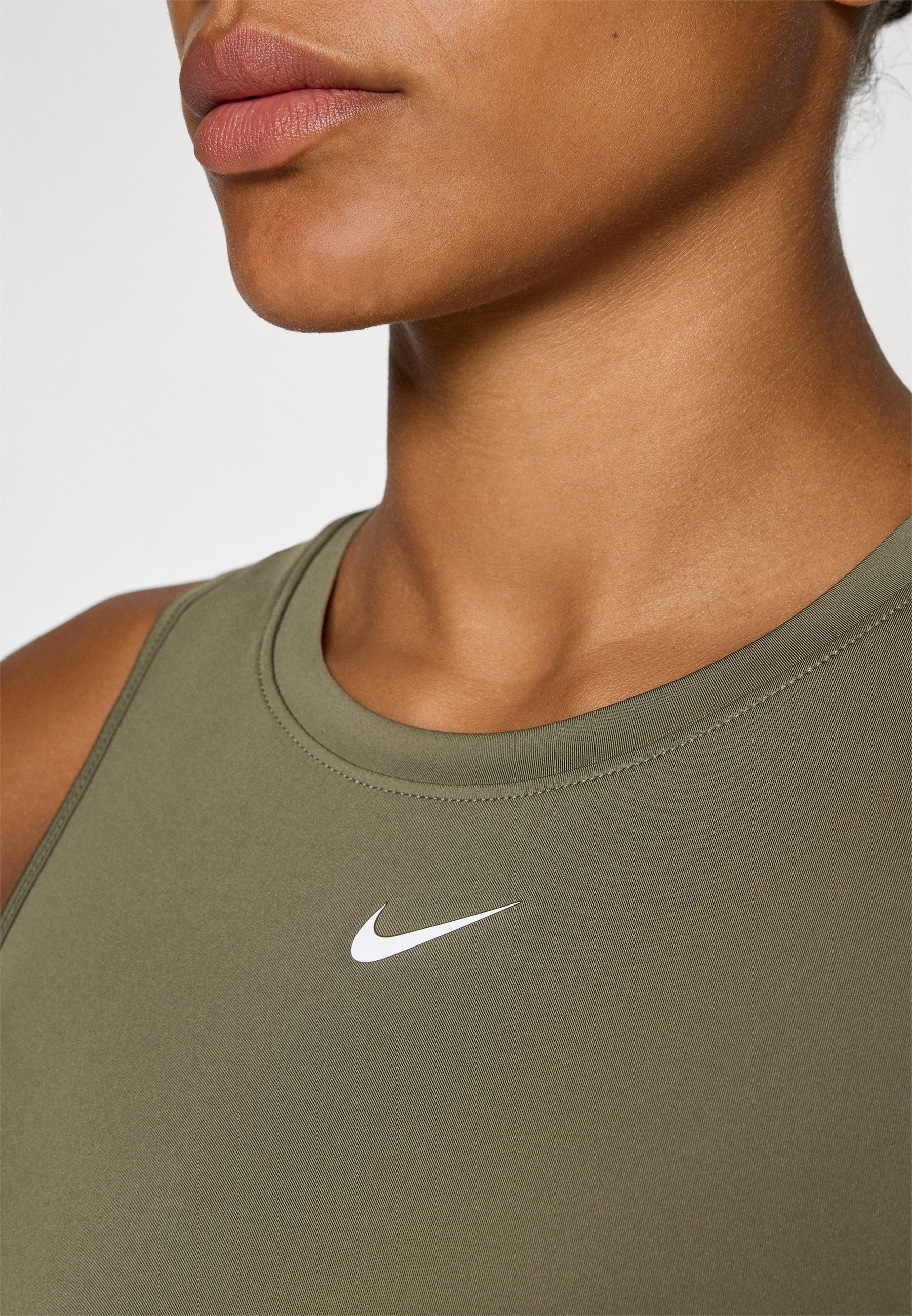 Nike Performance ONE CLASSIC - Top - středně olivová/bílá