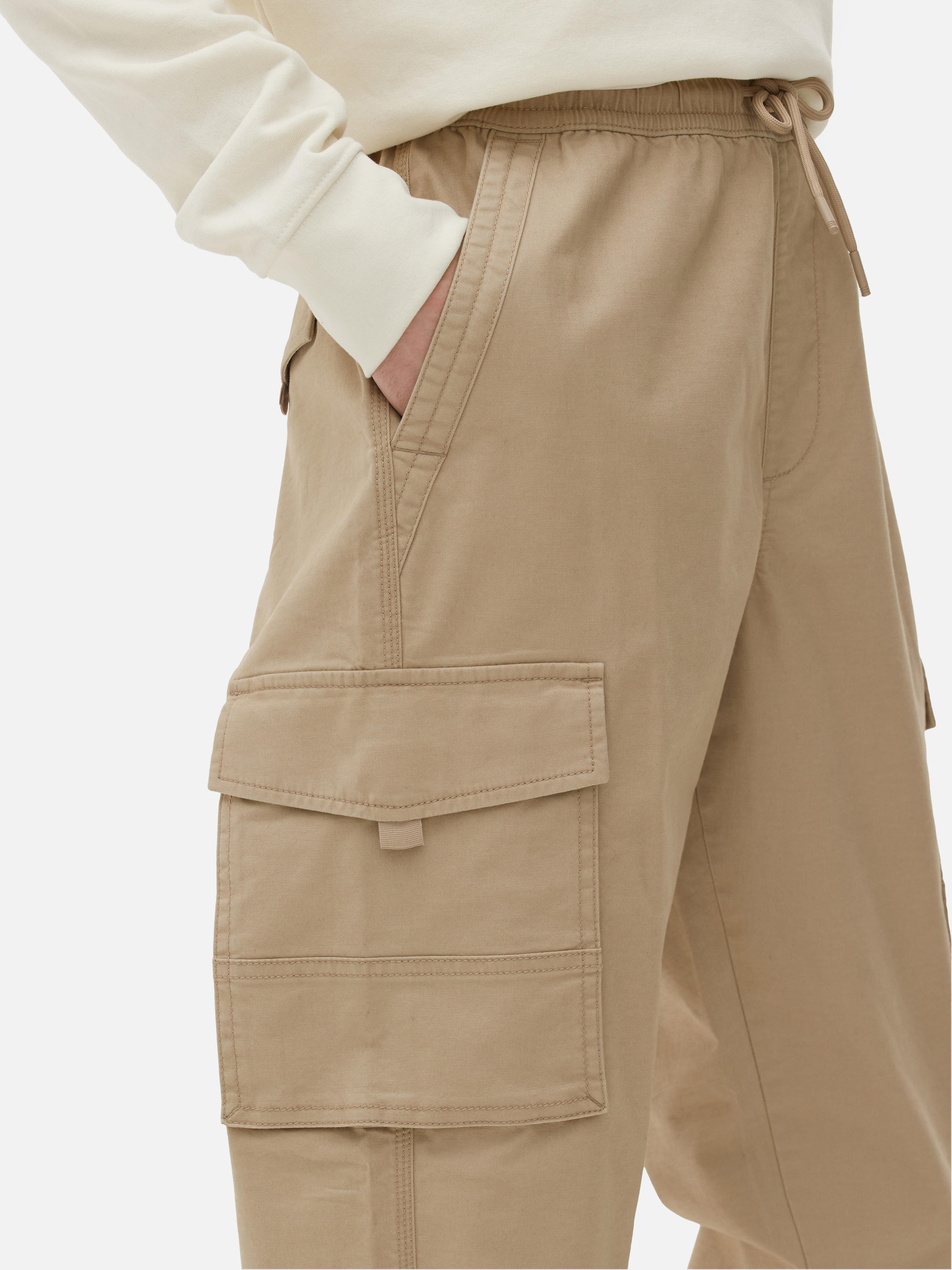 Pantaloni cargo lejeri cu manșete la gleznă. Acești pantaloni cargo sunt eleganți și practici.