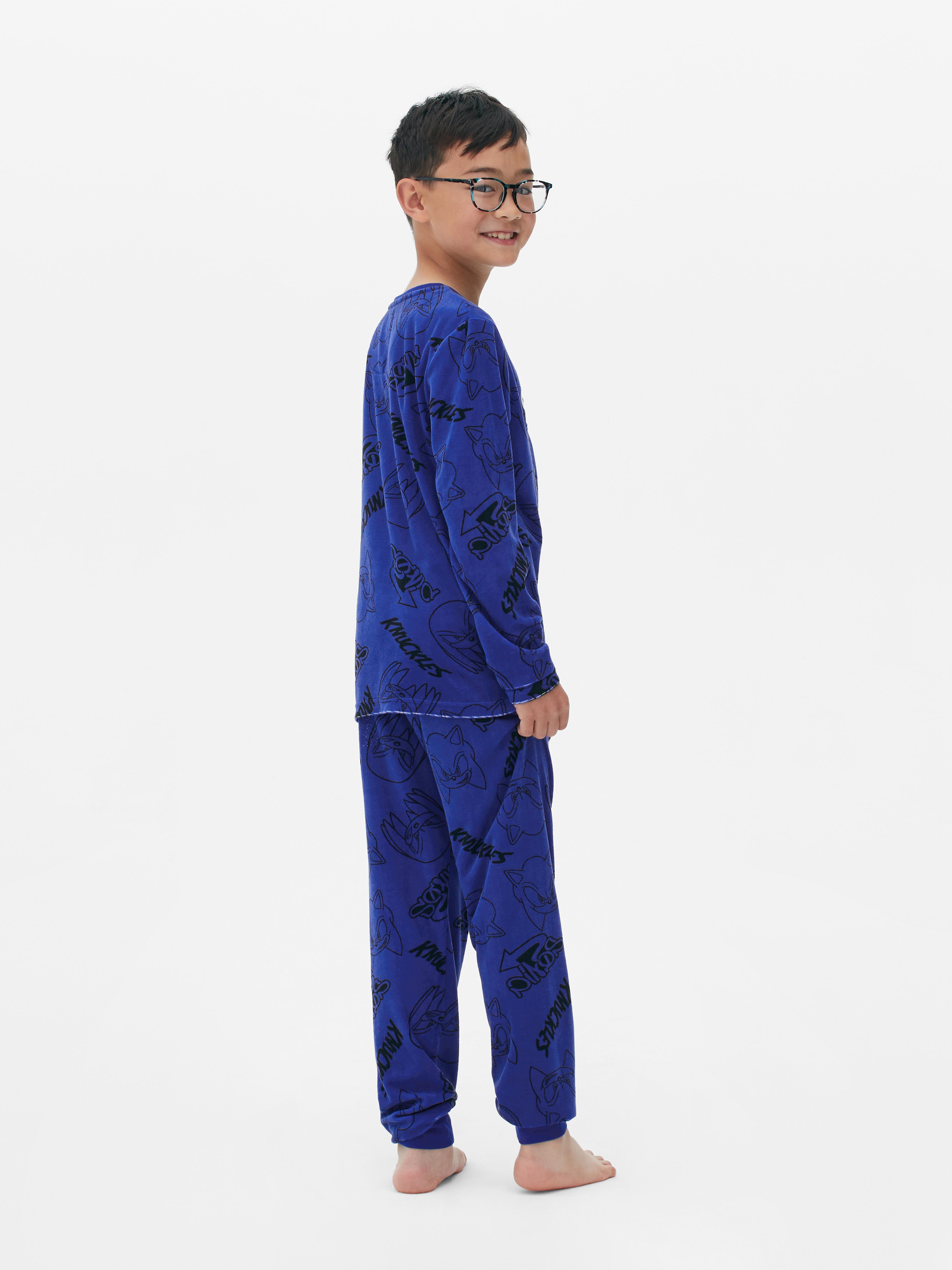 Tricou și pantaloni de pijama cu Sonic Ariciul. Micul tău jucător se grăbește spre confortul de seară în aceste pijamale cu Sonic.