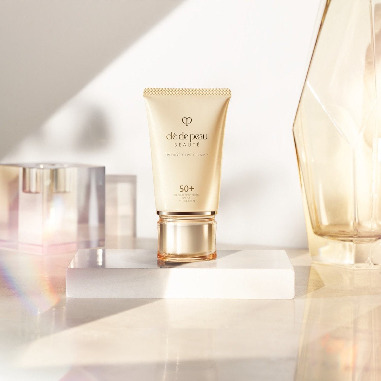 Clé de Peau Beauté kremas nuo saulės, apsaugantis nuo UV spindulių – 50 ml