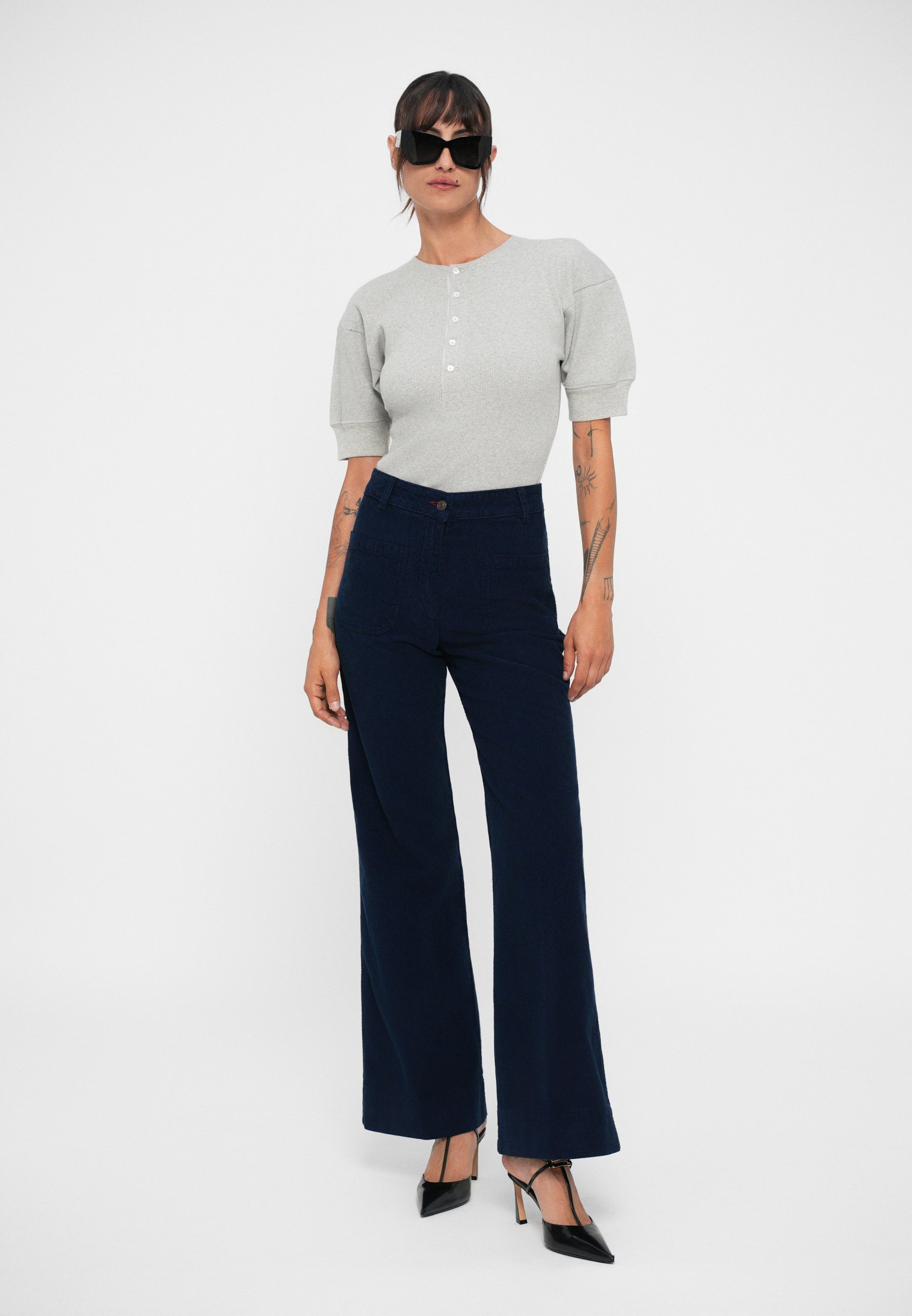 Victoria Beckham met wijd uitlopende benen