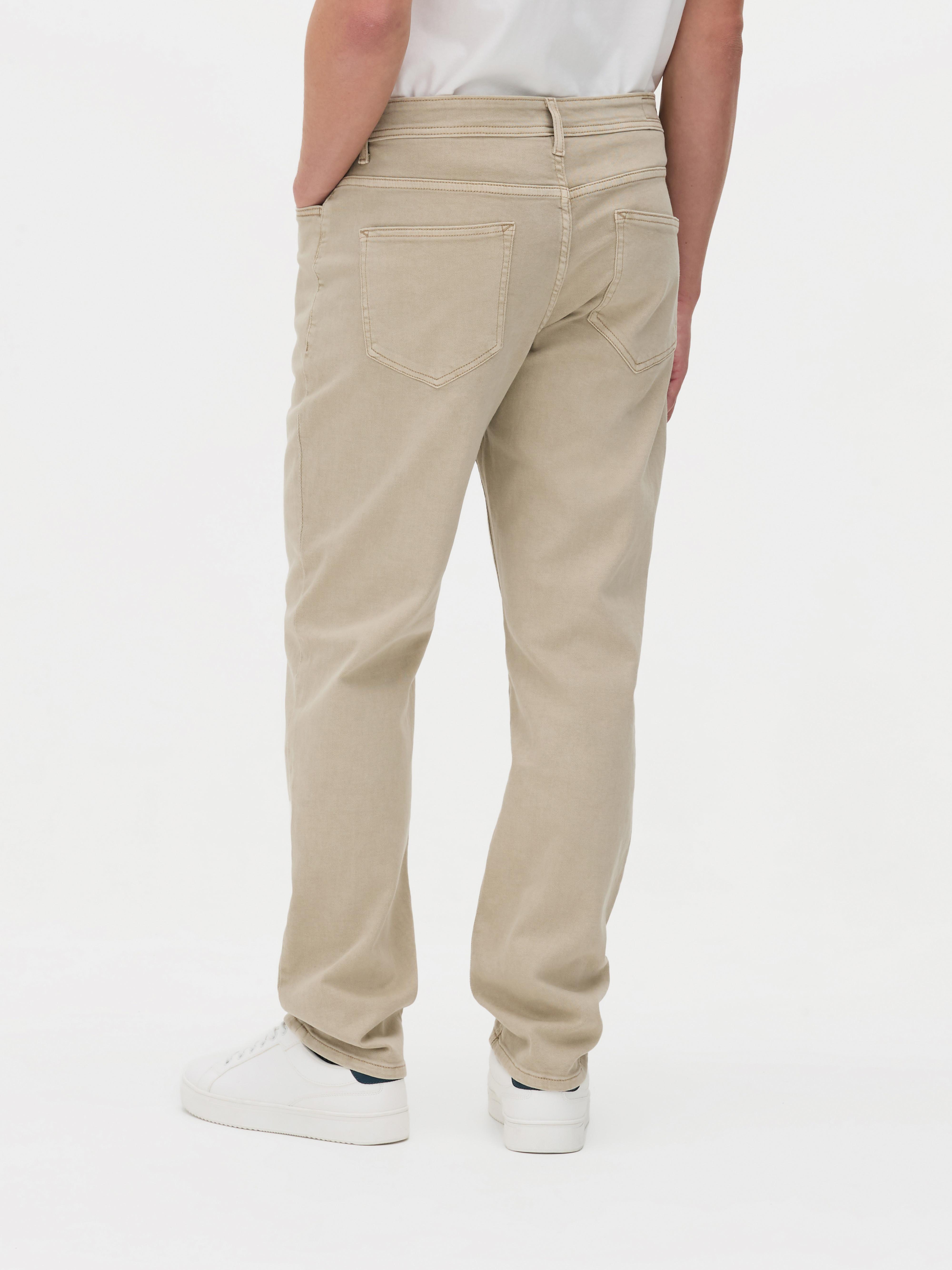 Gerade geschnittene Stretch-Jeans mit verdecktem Reißverschluss und fünf Taschen.