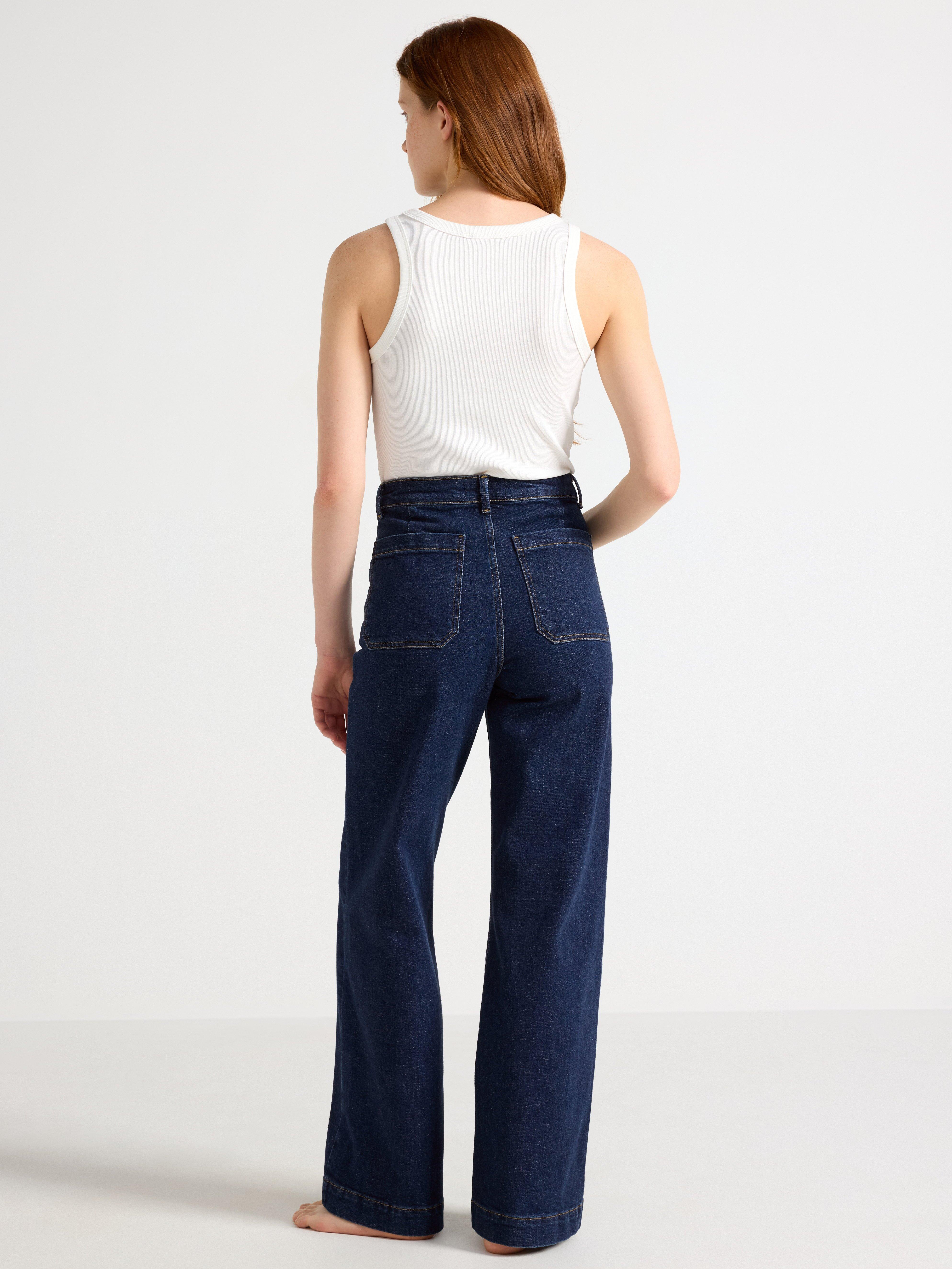 Calça jeans WIDE com leve elastano, em denim escuro.