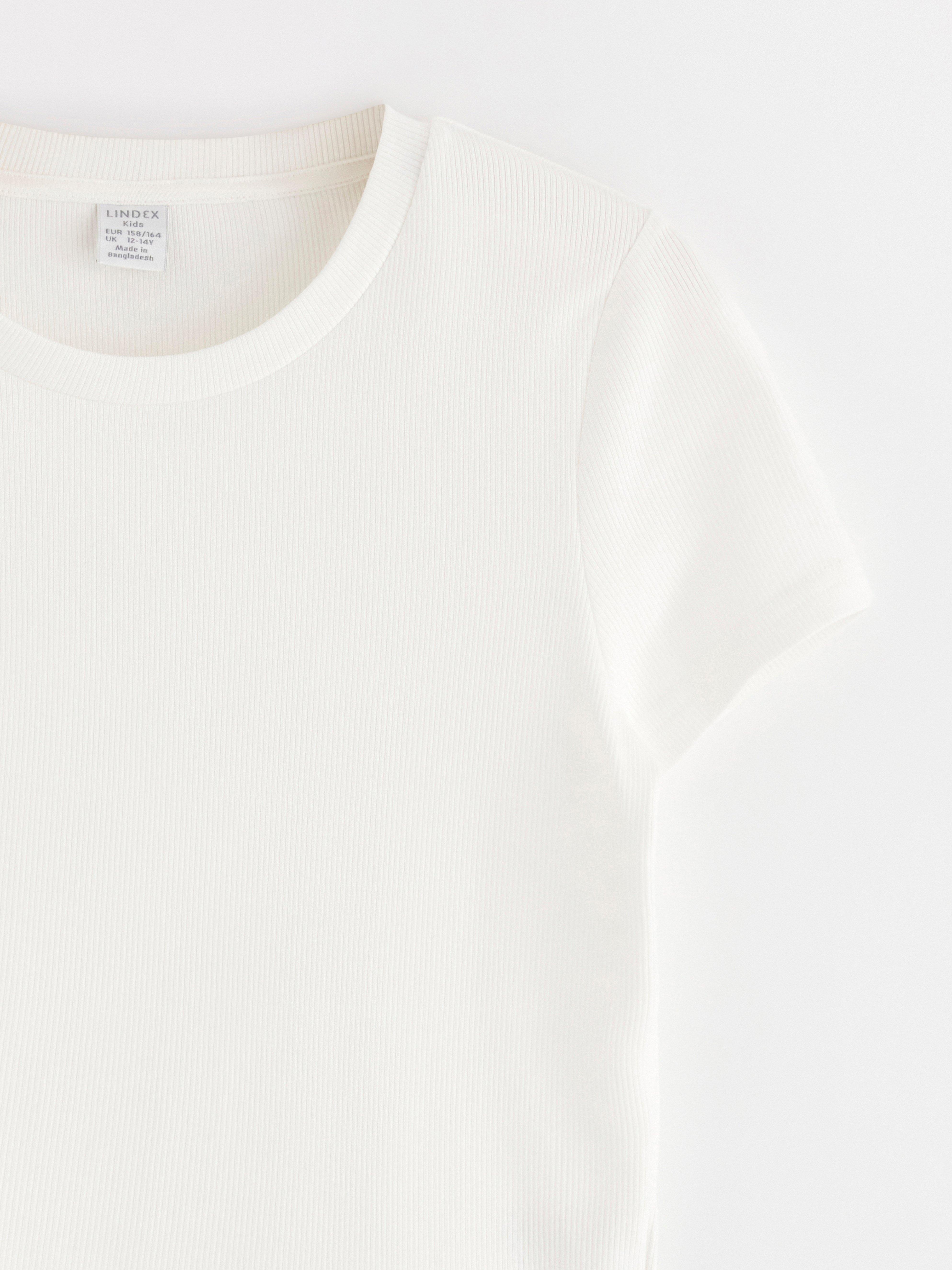 Ribbet topp i off-white