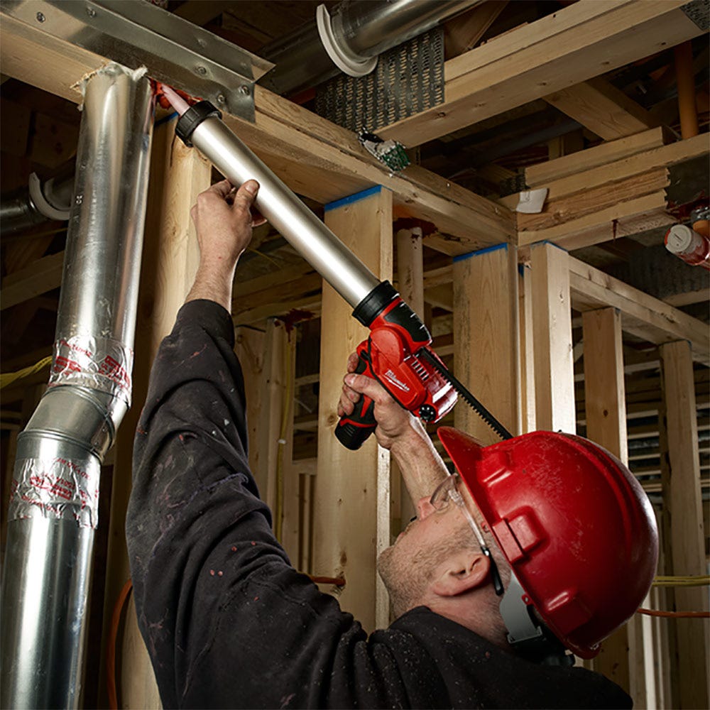 MILWAUKEE 12 V 2,0 Ah 310 ml:n saumauspistoolisarja M12PCG310-201B