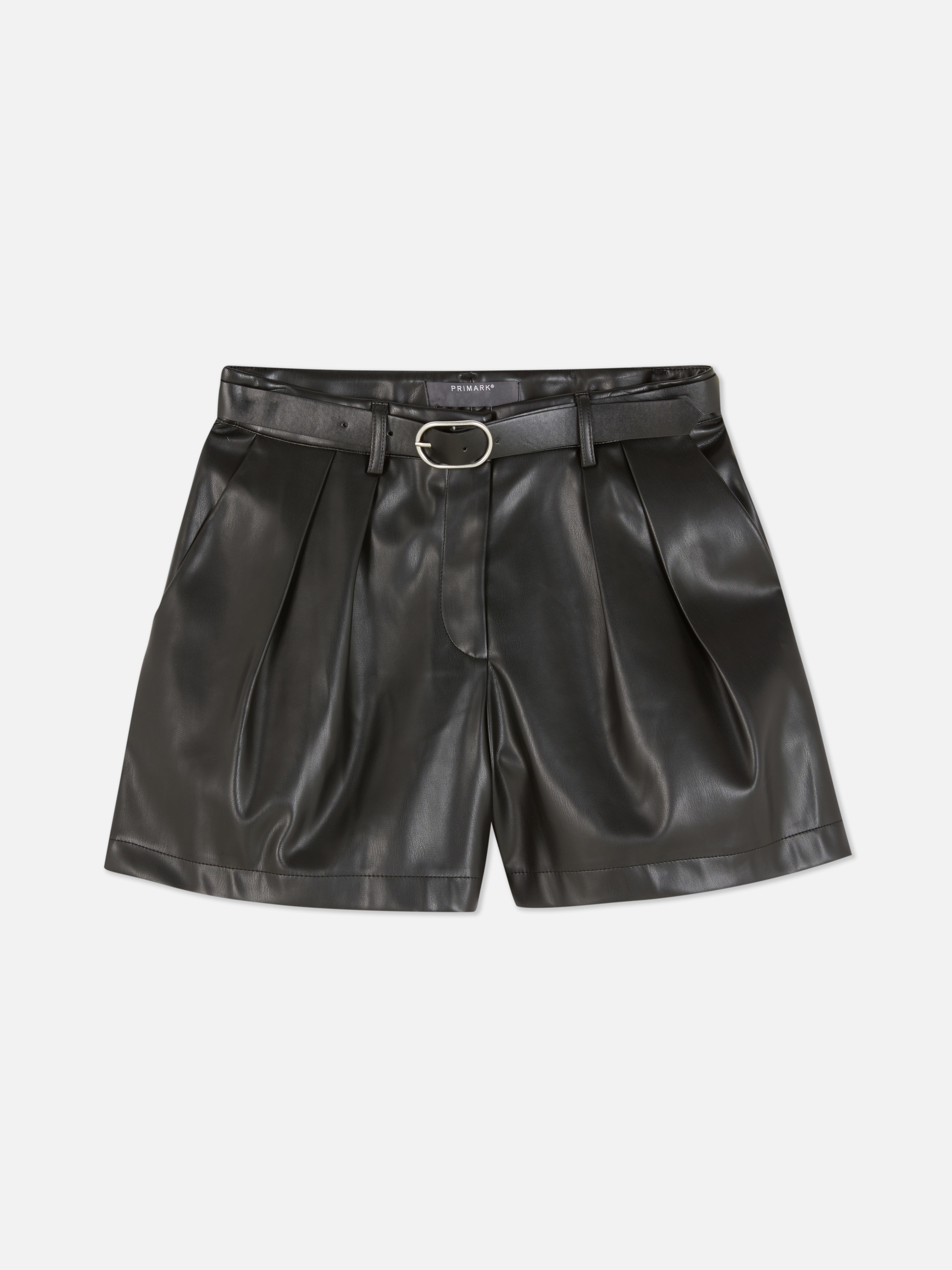 Pantaloni scurți din piele ecologică cu curea. Pantaloni scurți plisați din piele ecologică cu curea în talie.
