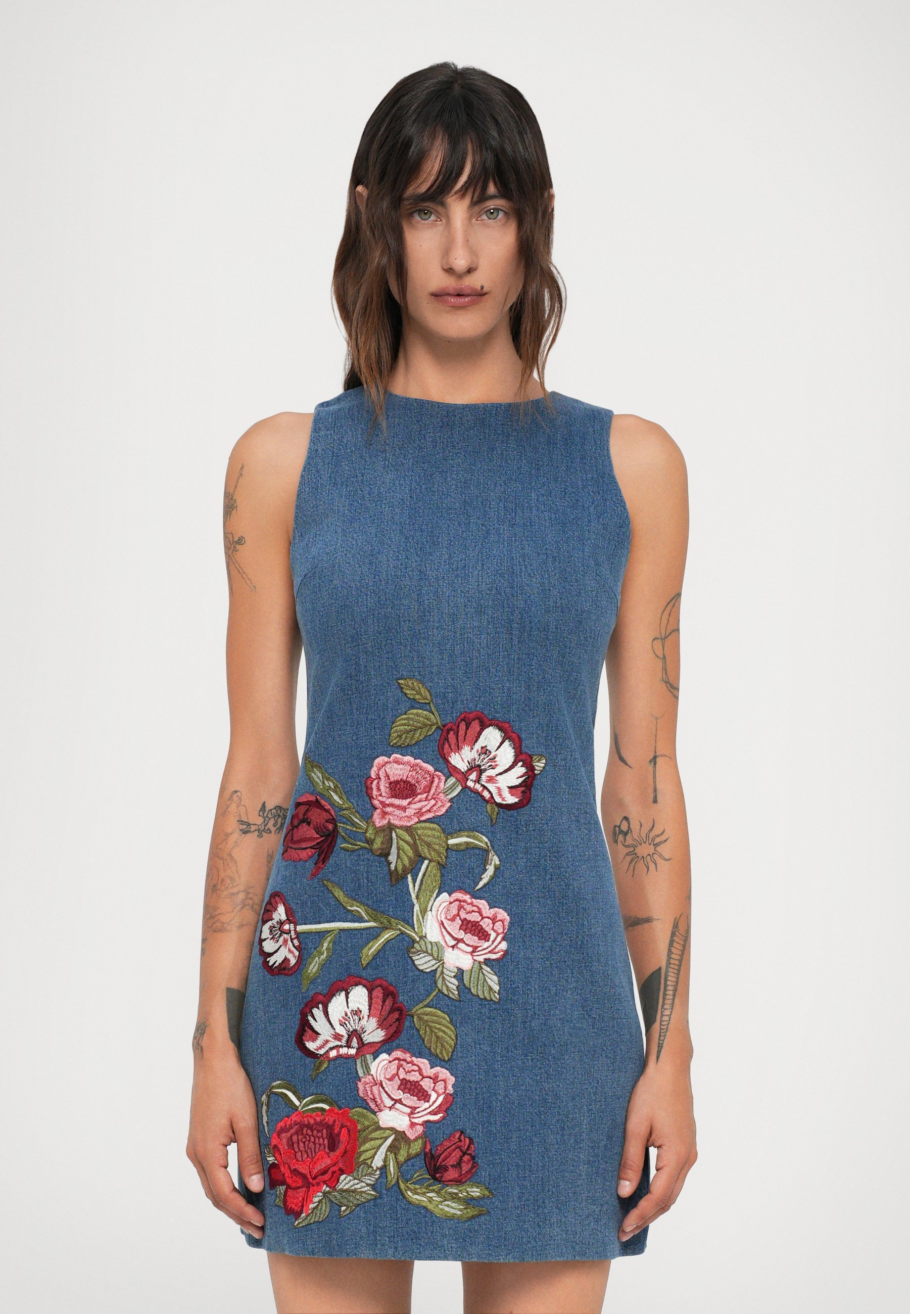 Robe courte Alice + Olivia CADE SHIFT - Robe en jean - bleu/multicolore